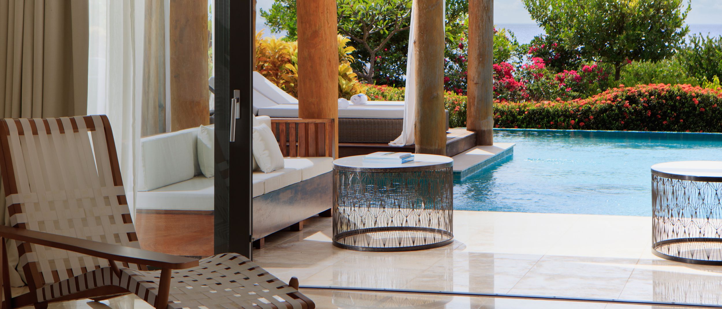 室外游泳池畔的休憩座椅