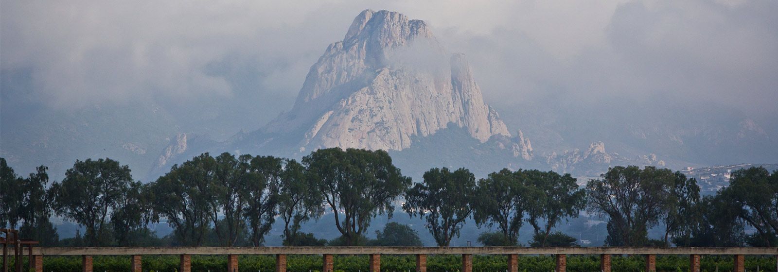 Vista de picos de montanhas rochosas perto de Queretaro
