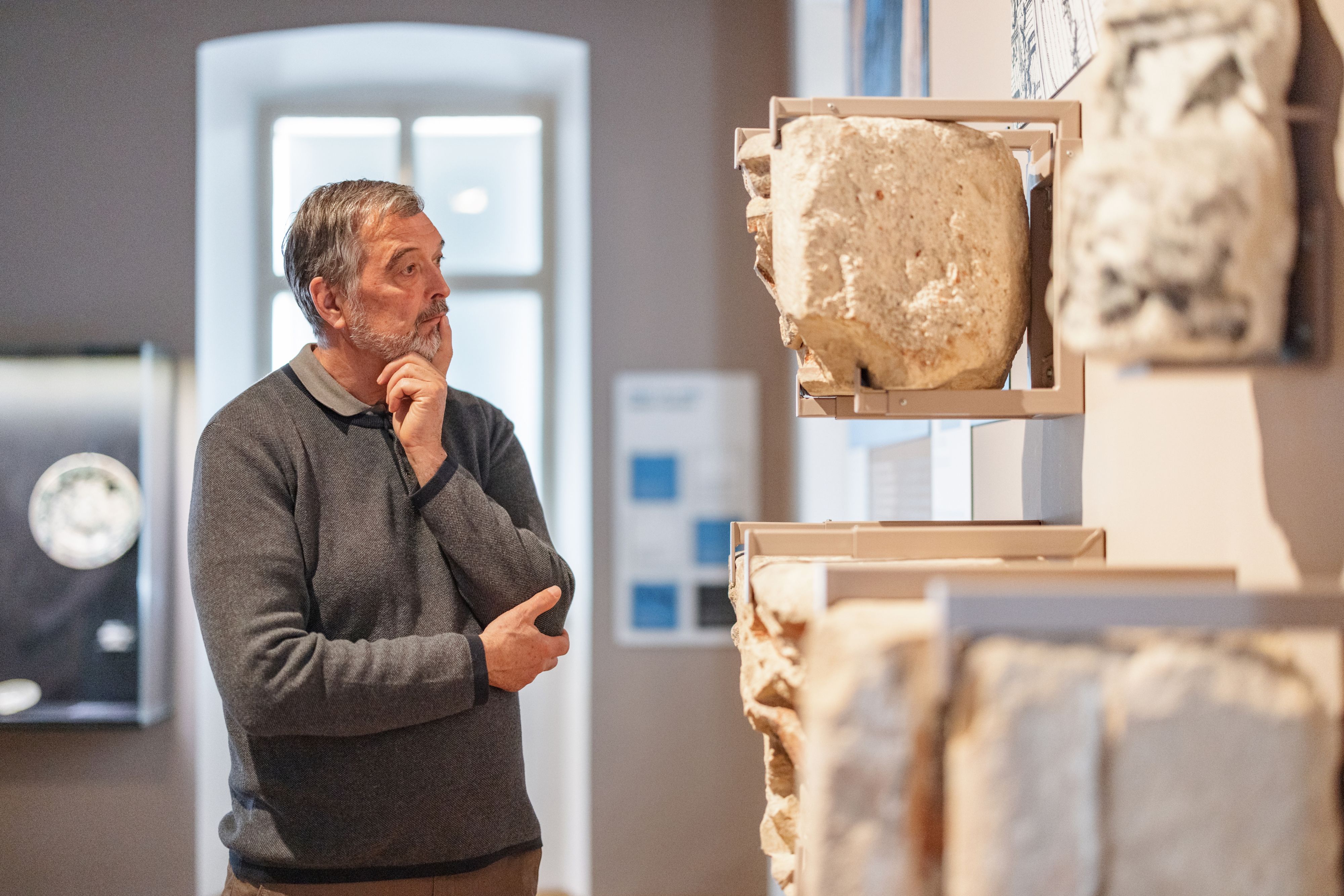 hombre mirando una exposición de arte en un museo