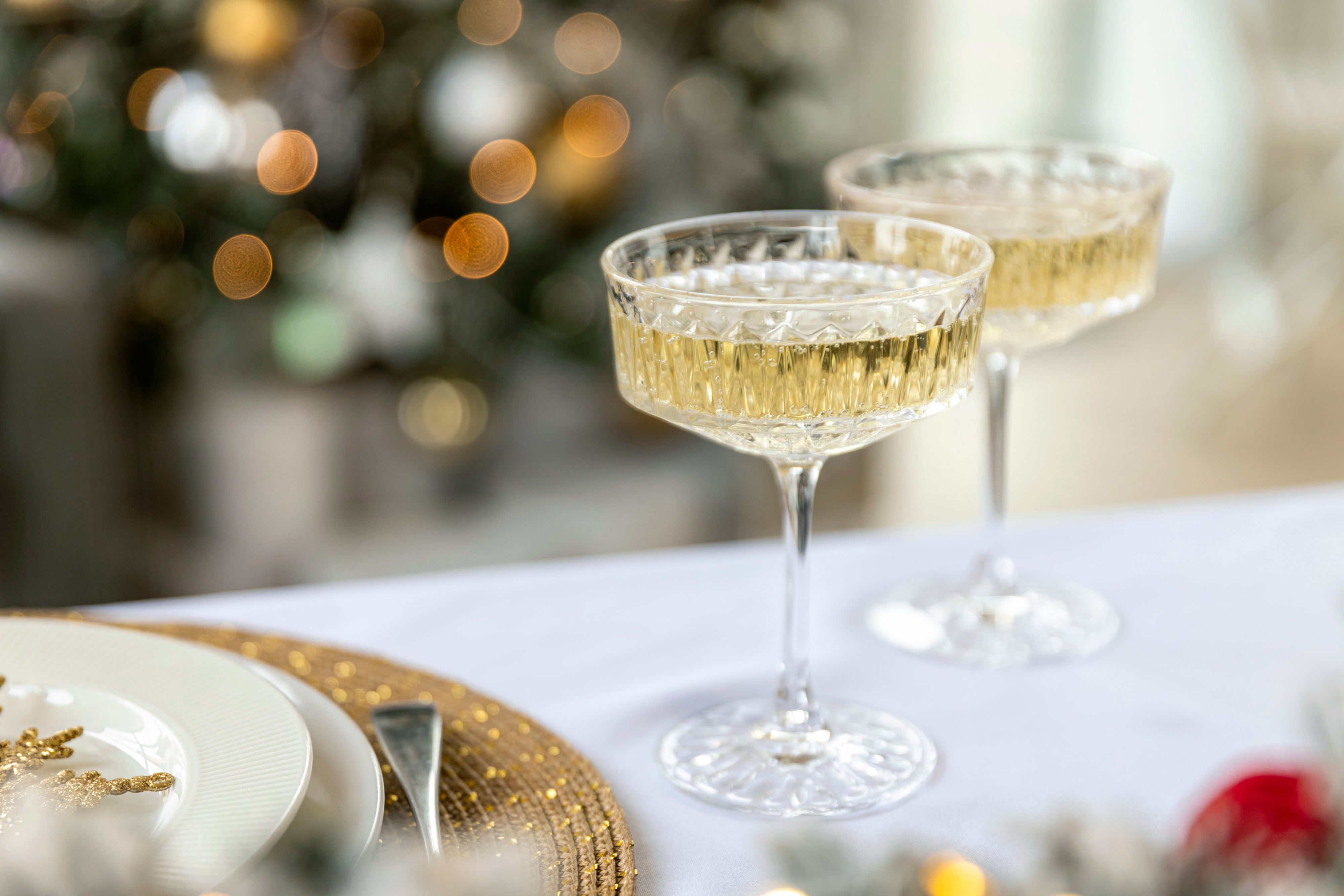 Rayakan dengan sampanye.