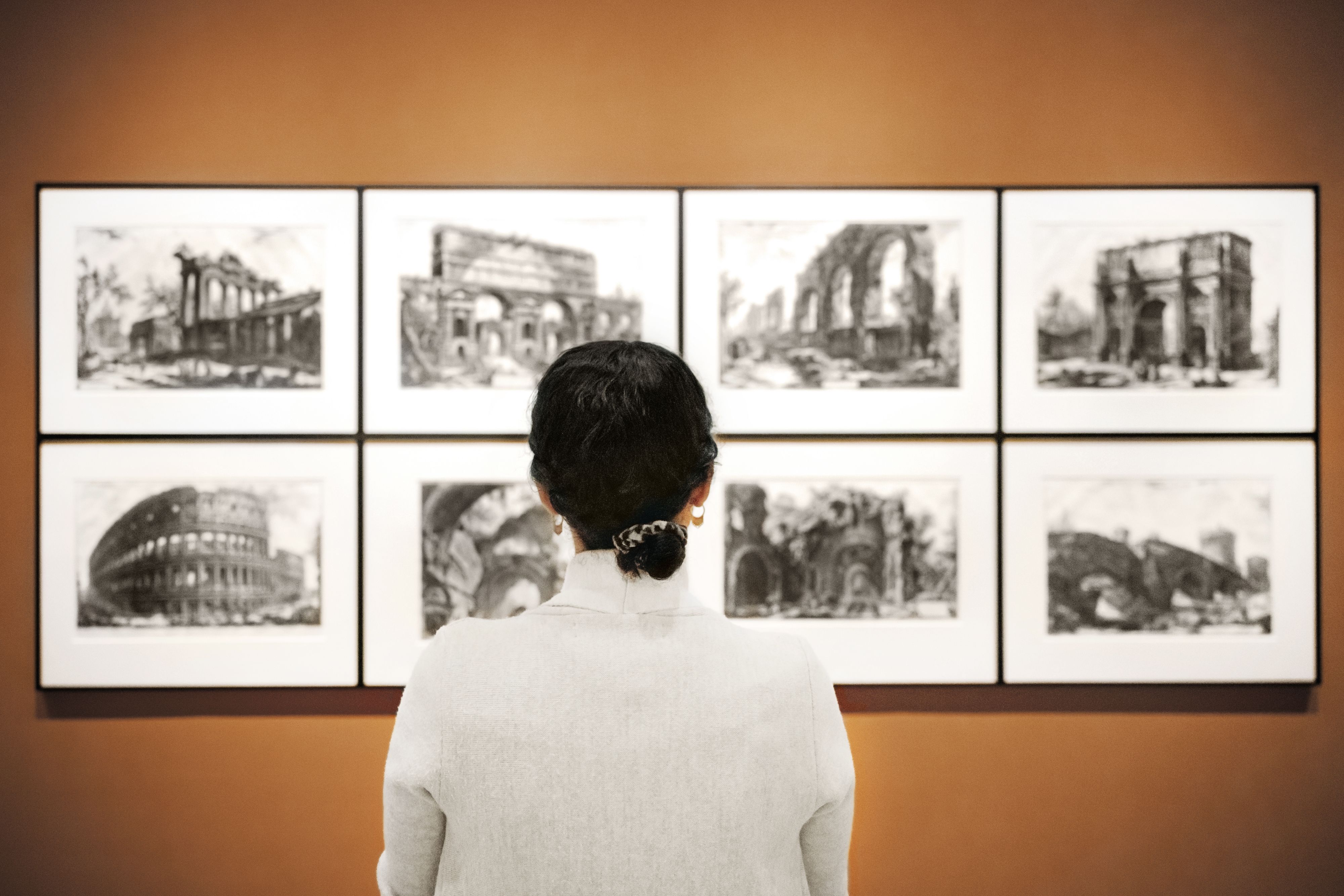 mujer mirando arte en un museo