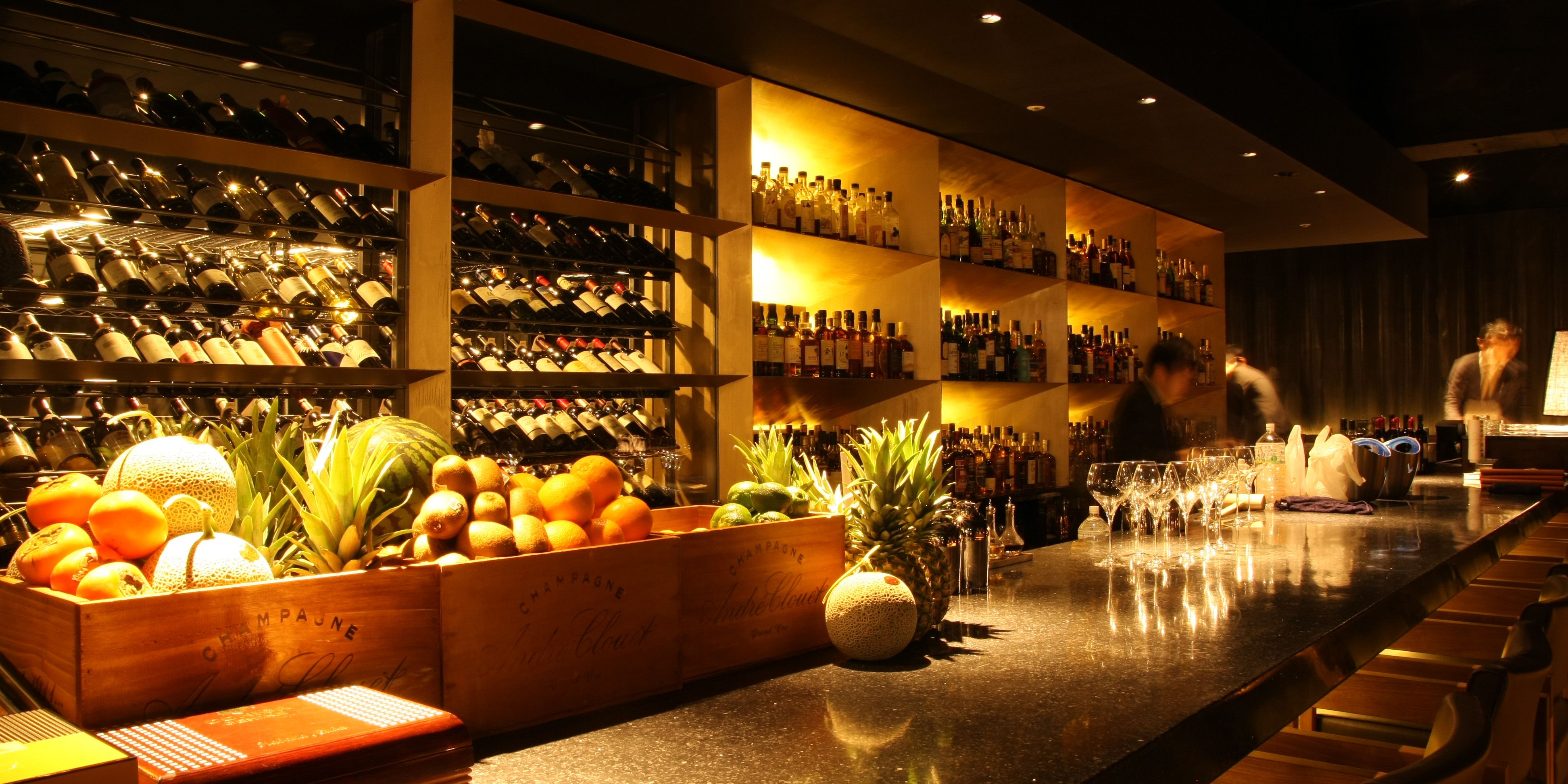 THE LONG BAR（ザ ロングバー）