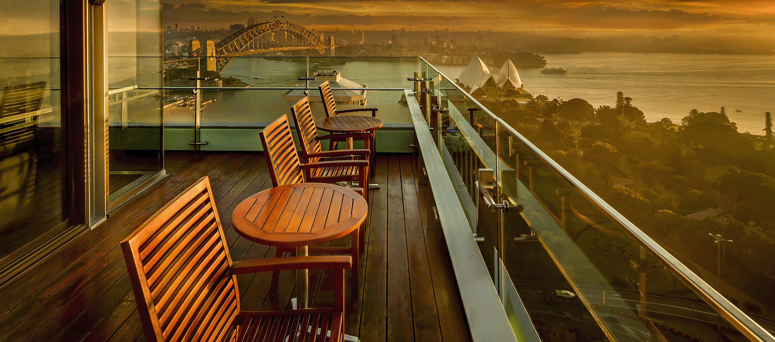 俯瞰悉尼的阳台上摆放的桌椅