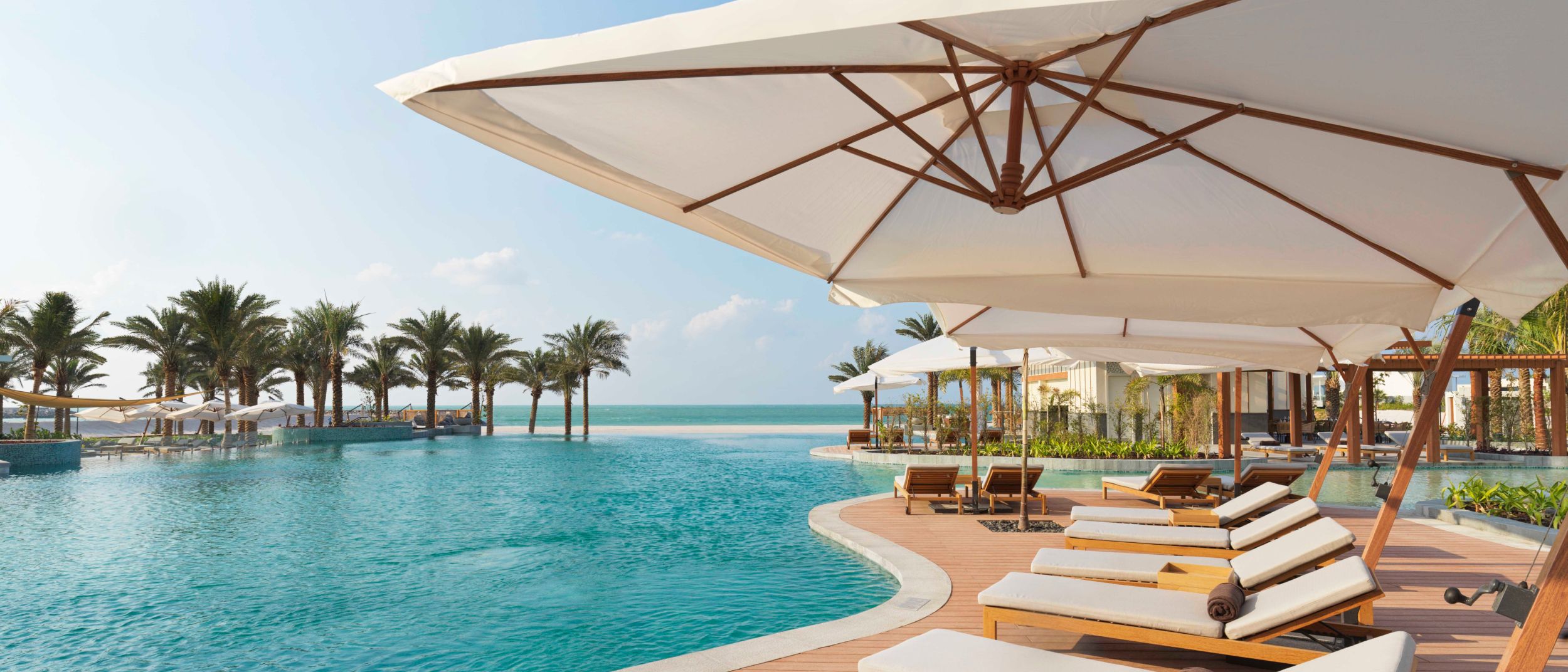 수영장 옆 야외 의자와 파라솔