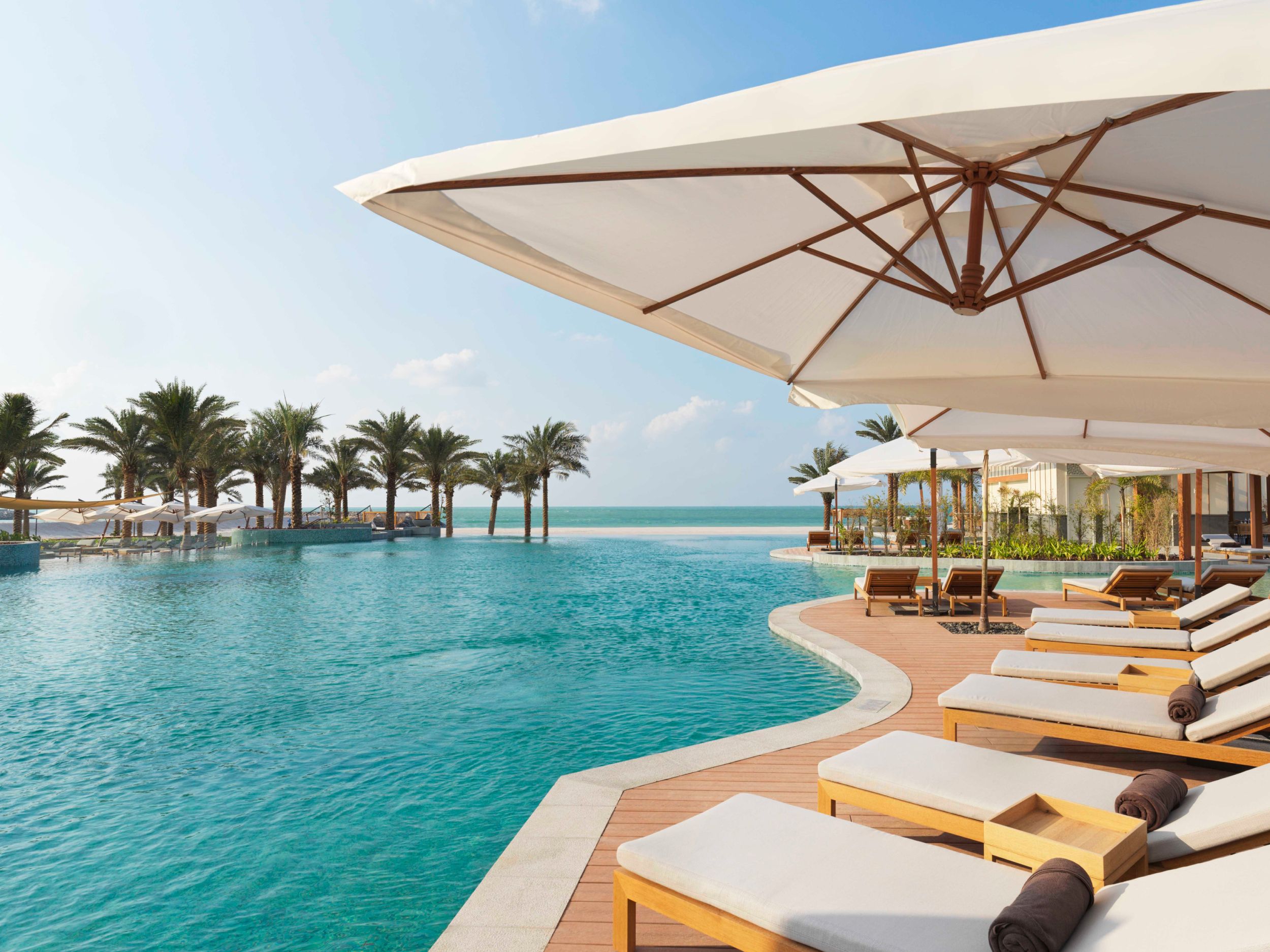 Vue sur la piscine du Carlton Cannes, A Regent Hotel