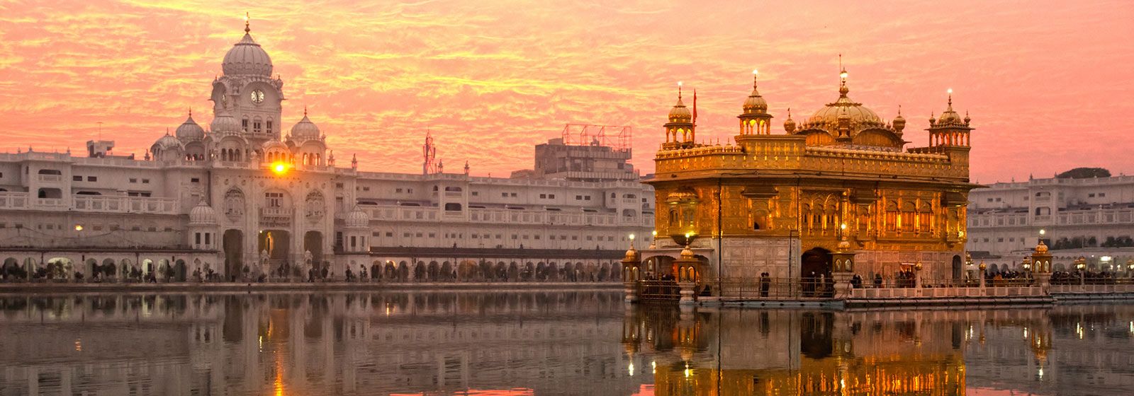 Złota Świątynia o zachodzie słońca w Indiach Amritsar