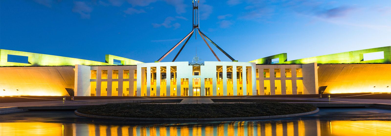 quang cảnh cửa trước của tòa nhà Quốc hội ở Canberra vào ban đêm