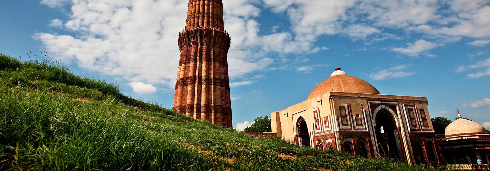 Widok z boku na wieżę i budynek w Gurgaon w Indiach