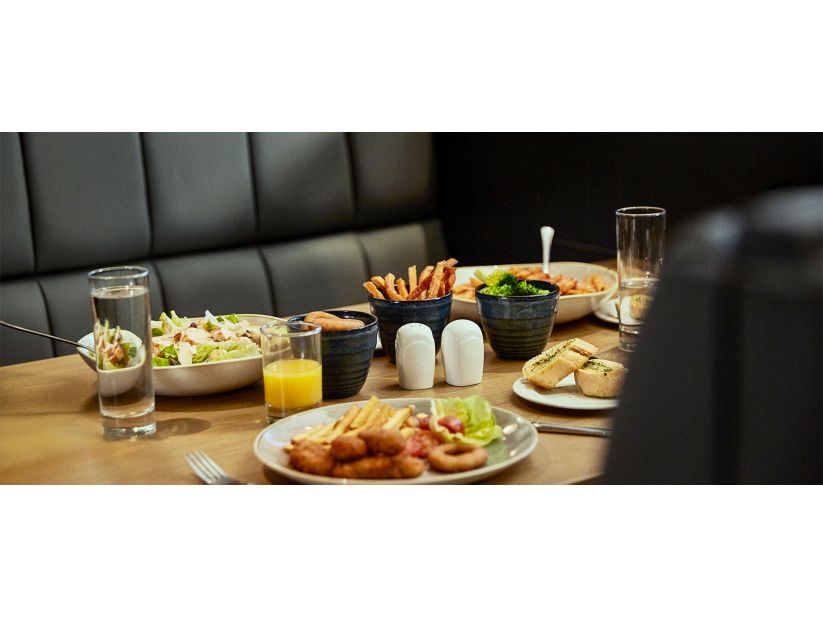 صورة لحملة "ليس هناك ما هو أروع من الاحتفال مع أحبائكم"