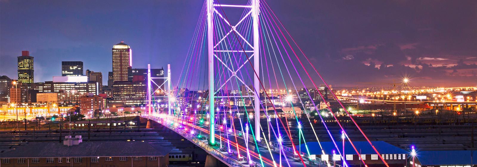 通往约翰内斯堡城的大桥夜景灯火通明
