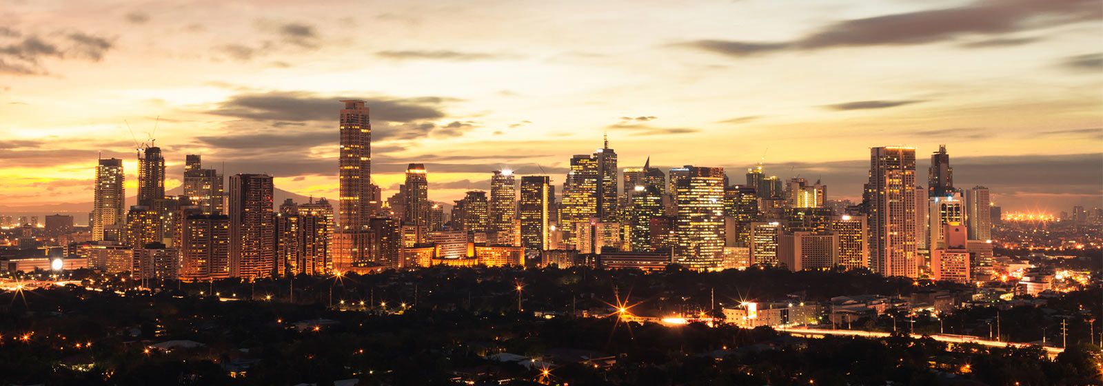 La ciudad y sus luces cuando se pone el sol.