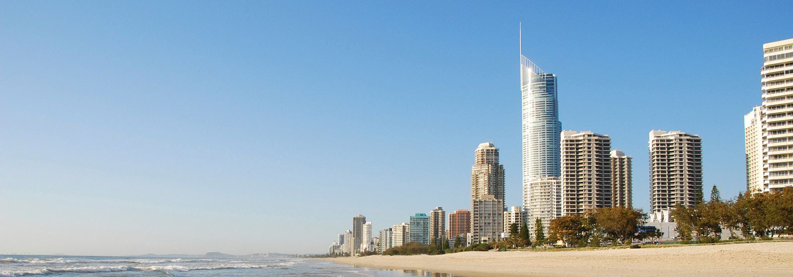 Pantai surga di hari yang cerah 