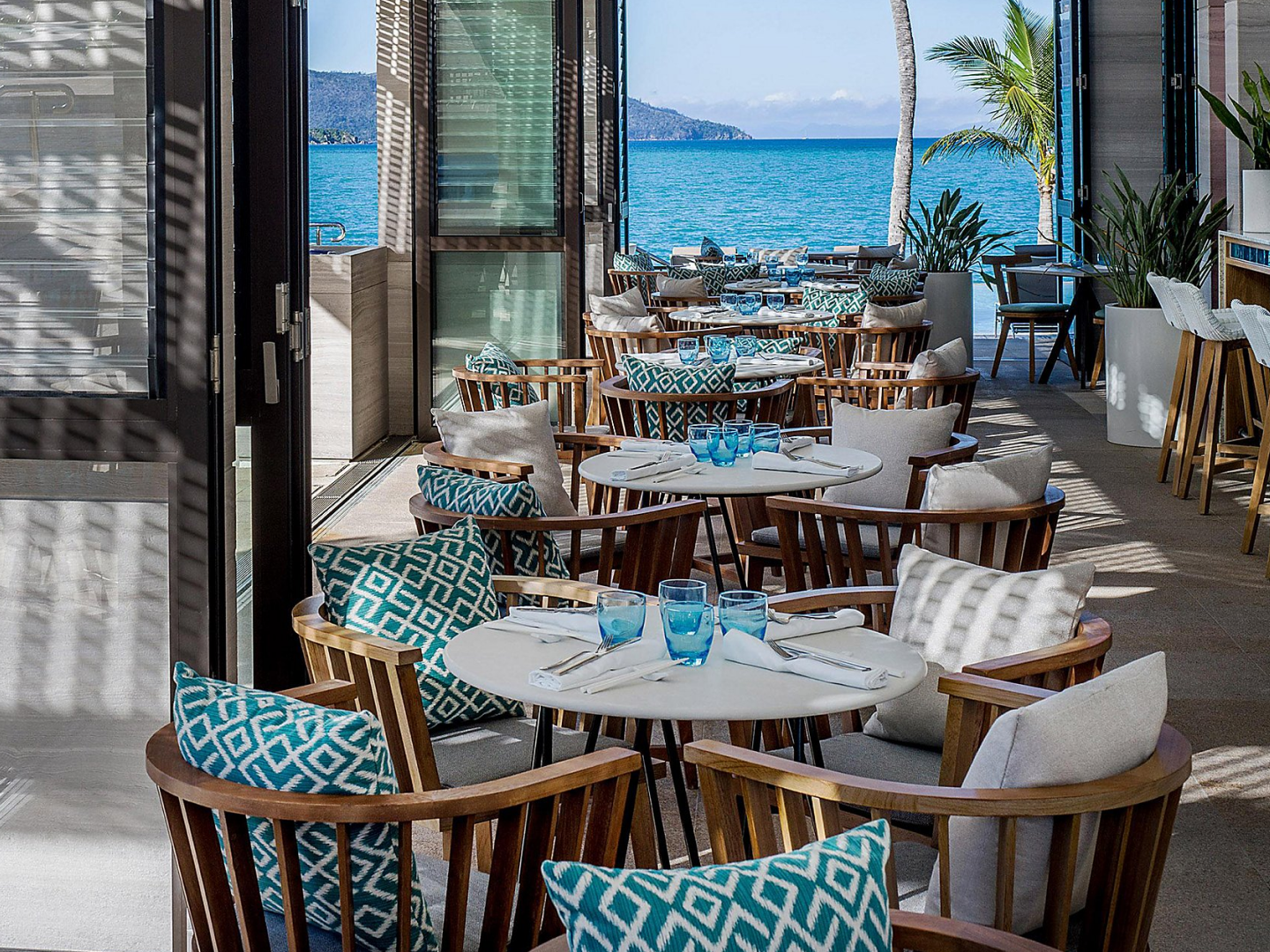 Sala ristorante con porte aperte sull'oceano 