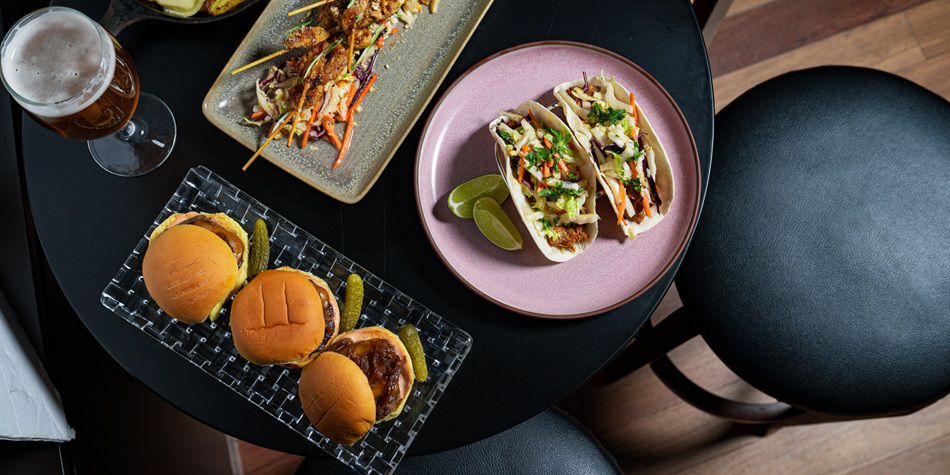 Azure hamburger plate with beer