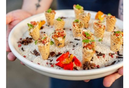 khay cầm tay với những chiếc ốc quế ceviche