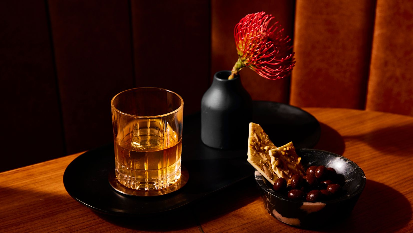 cocktail trên khay trong ánh sáng mờ ảo