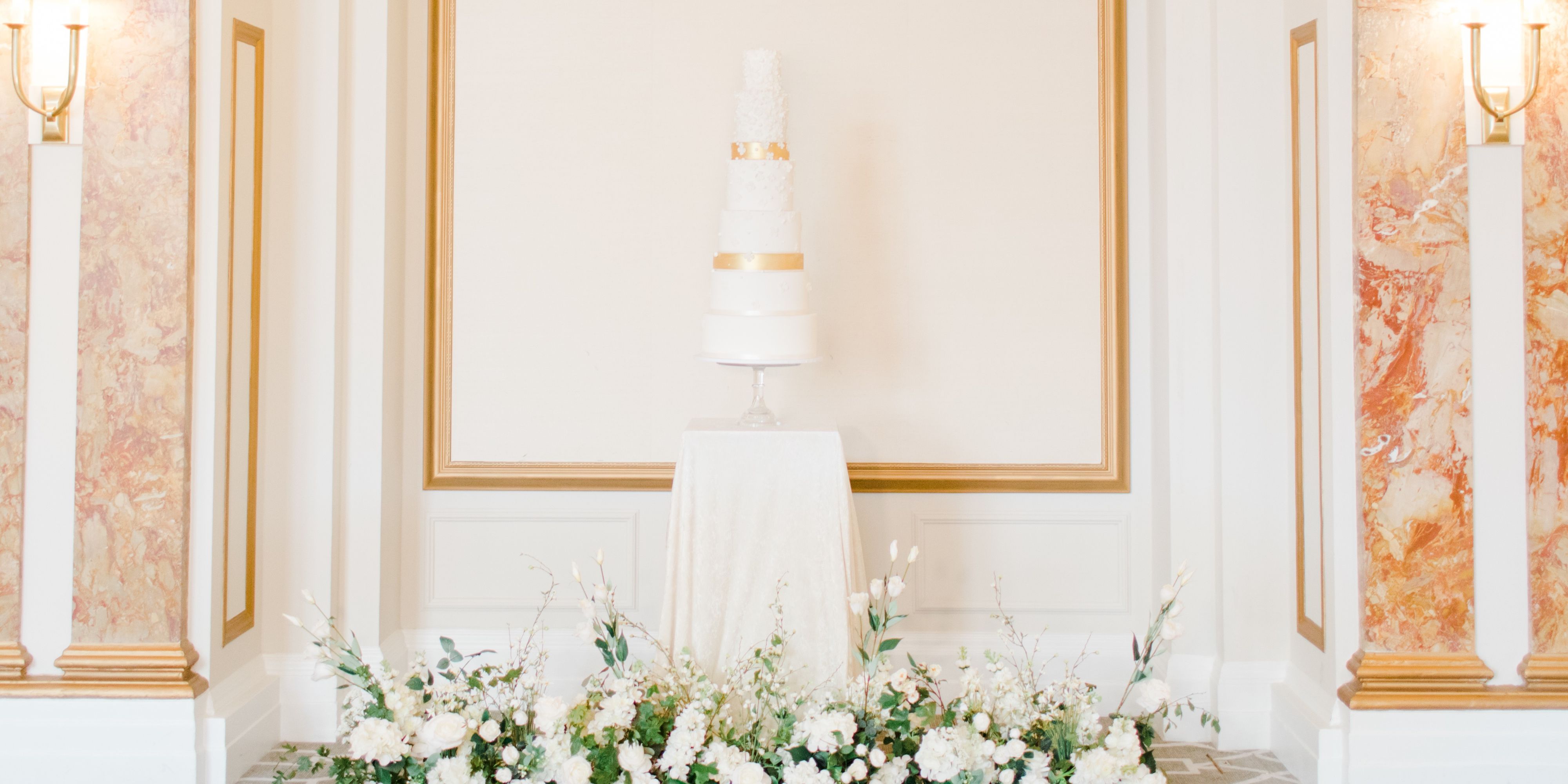 White wedding cake in a luxury wedding reception room