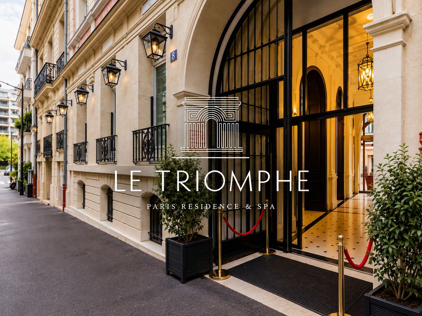Un logotipo blanco del establecimiento se superpone a una imagen de la entrada del Hotel Paris Triomphe