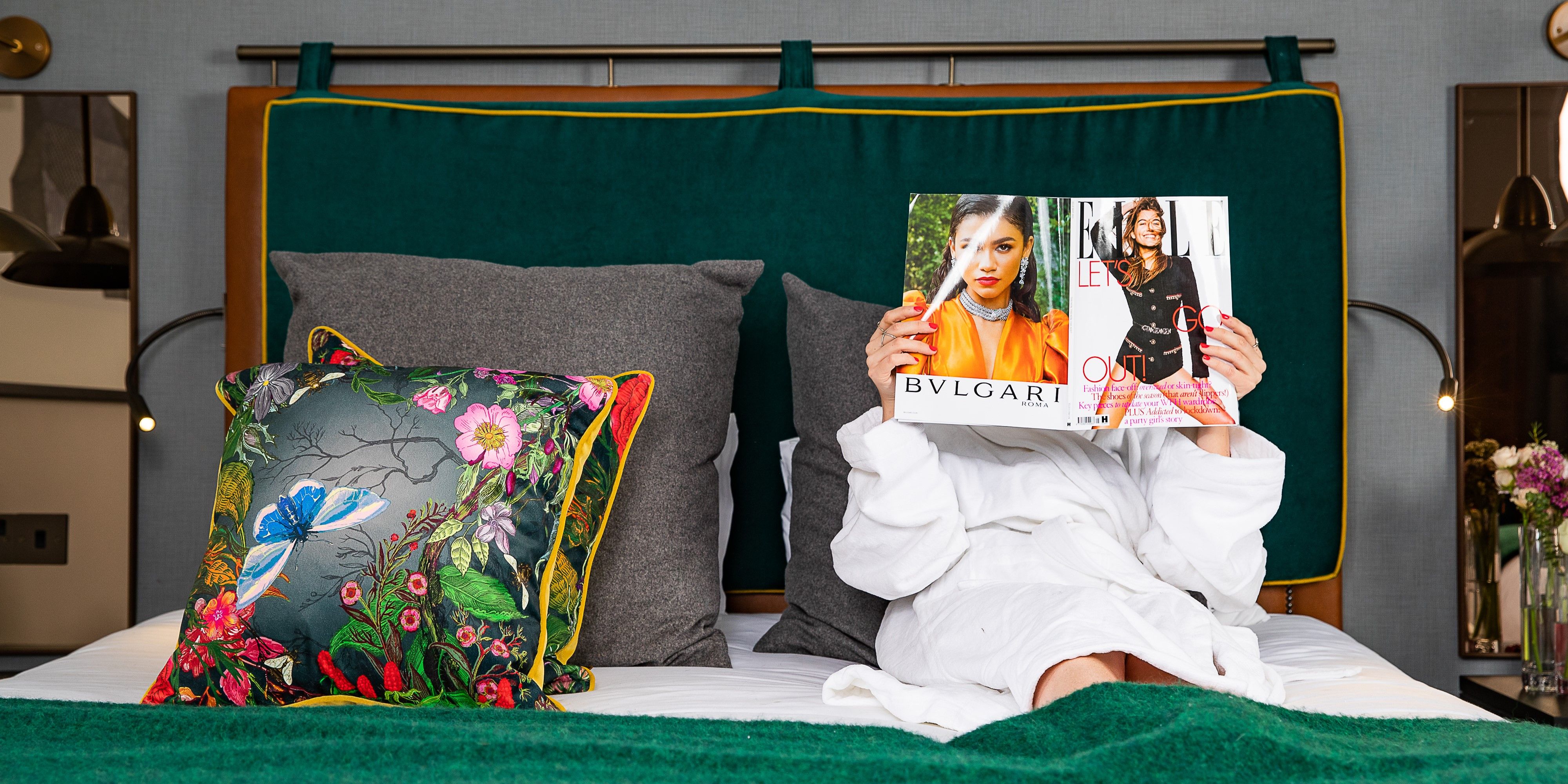 tijdschrift lezen in kamer