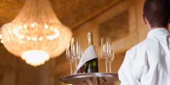 Người đàn ông cầm chiếc khay