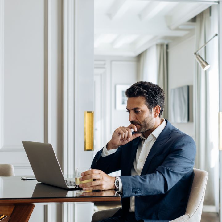 Hombre usando una laptop