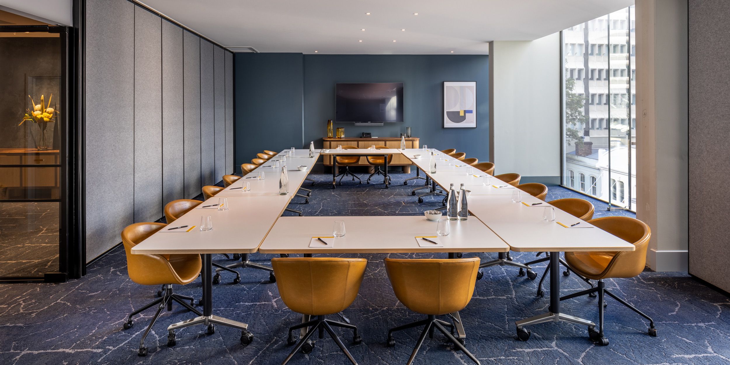 Sala riunioni con vista città