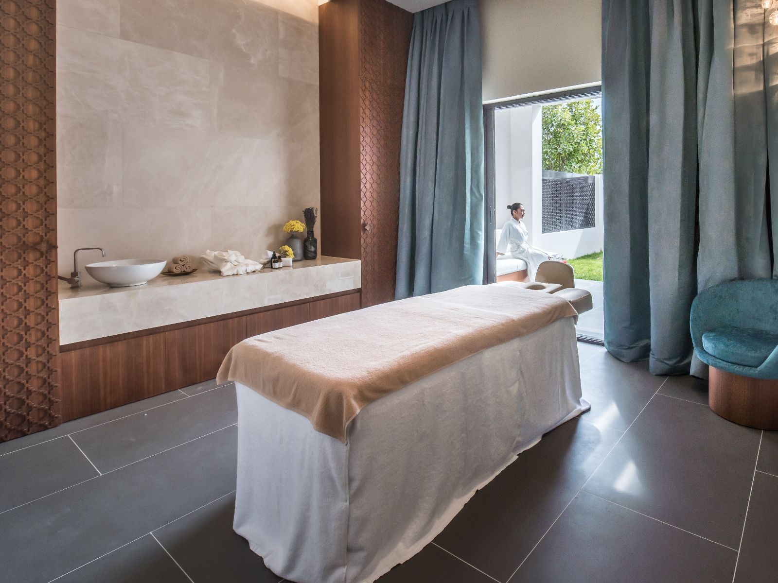 Private spa room with garden view