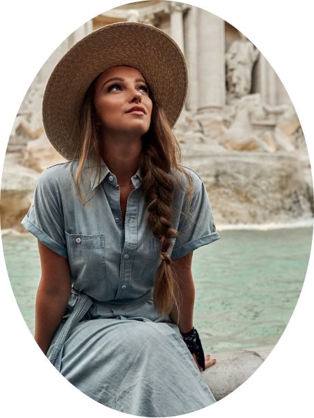 Mujer con sombrero sentada junto al agua 