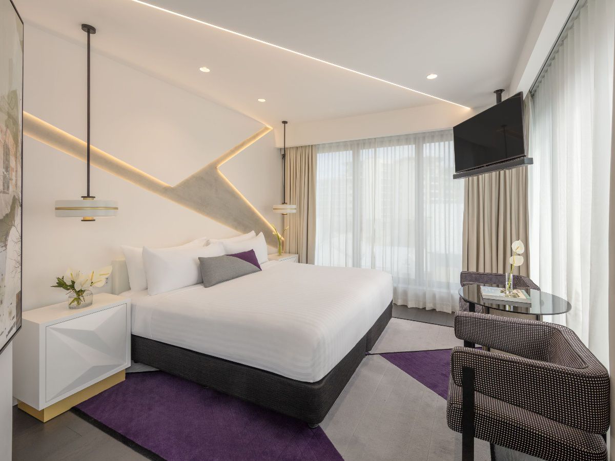 Modern twin hotel room with two beds and seating