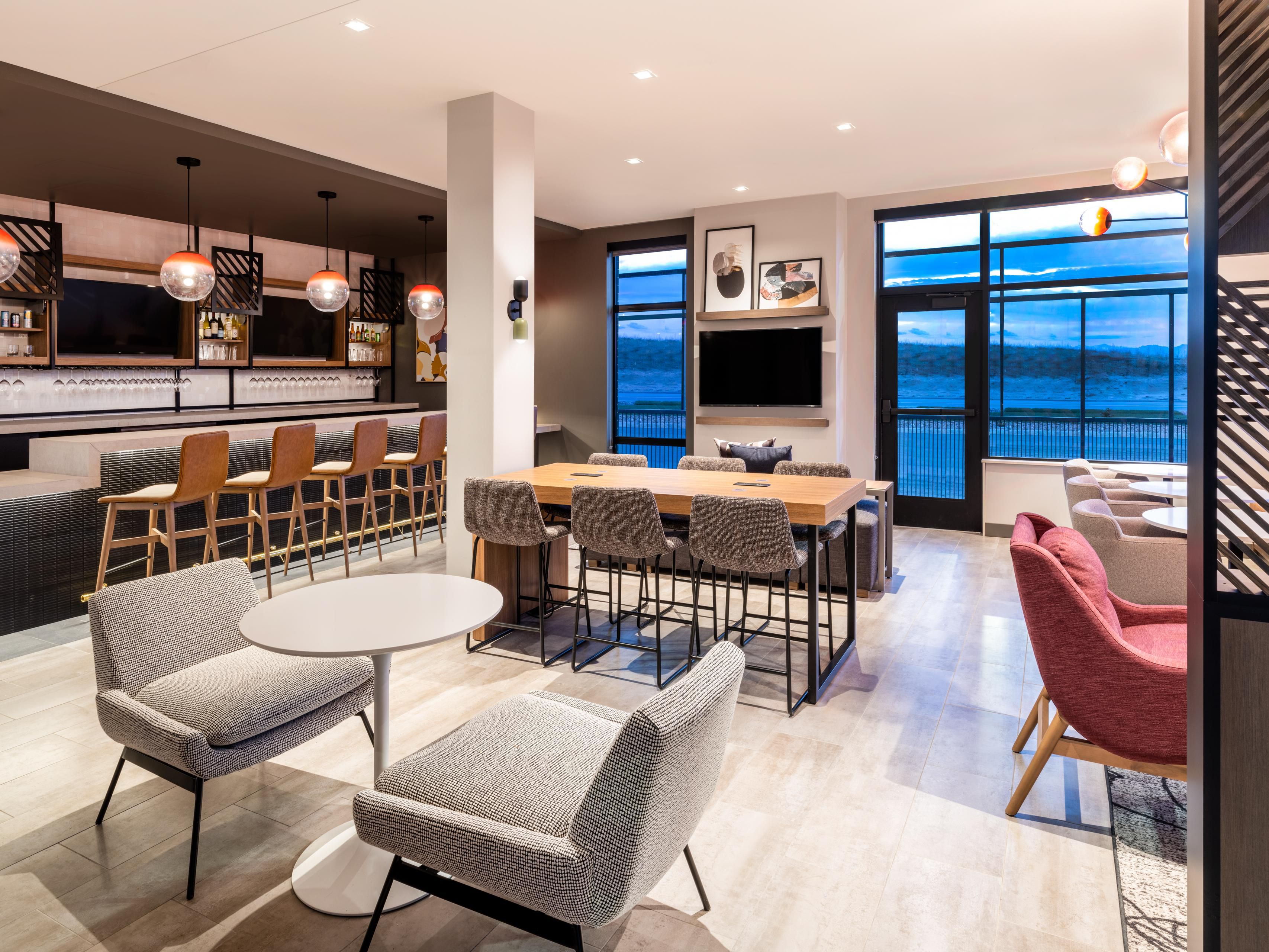 Alimenta tu día con un desayuno de cortesía que incluye una variedad de deliciosas selecciones frías y calientes. Por la noche, relájese en el Atwell Suites Bar, que ofrece bocadillos y bebidas ligeras en un ambiente informal, perfecto para relajarse después de un día de trabajo o de explorar el área de Denver.