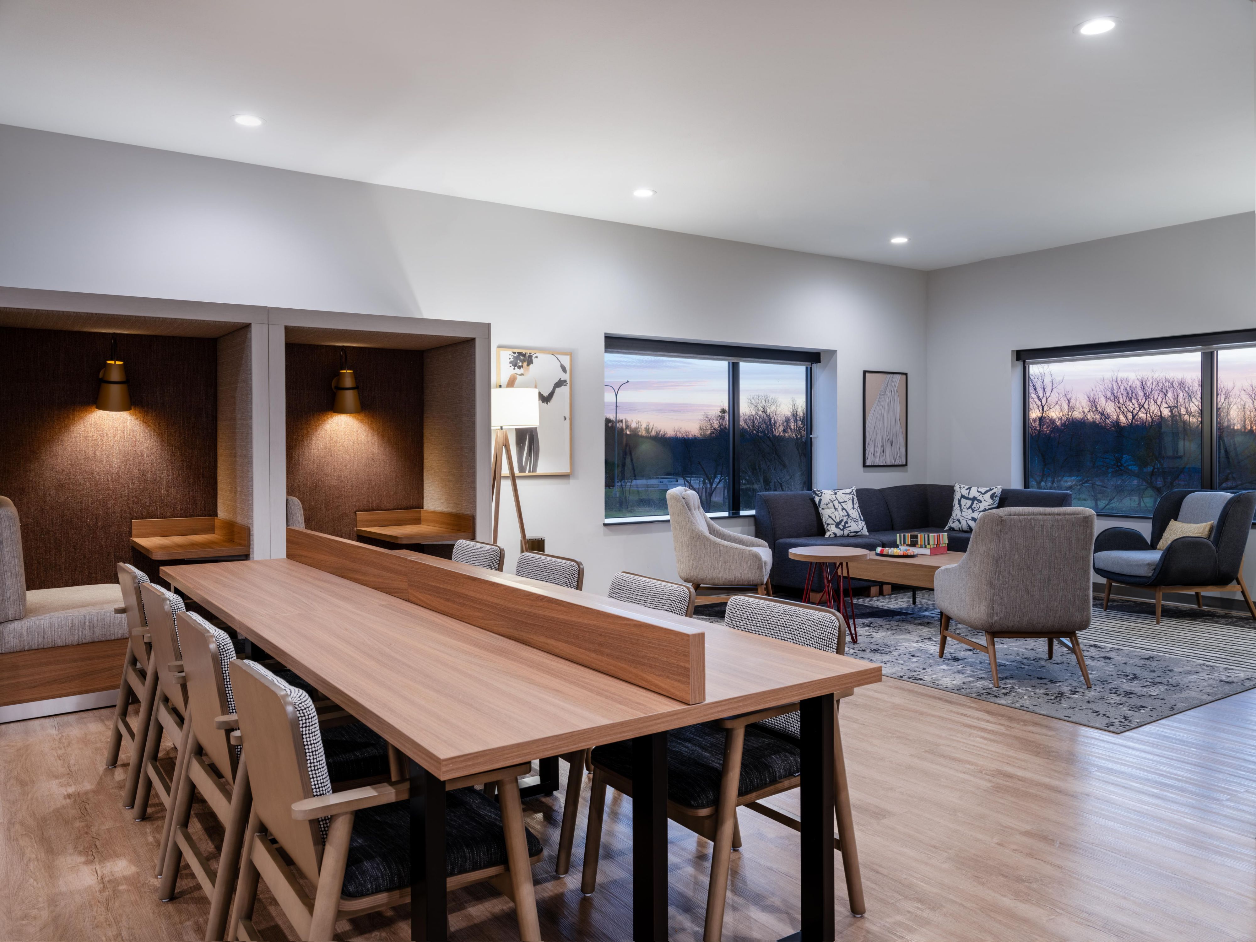 Thoughtfully designed to offer the perfect balance of productivity and socialization, our shared areas have ample space to relax, meet, or work. Our lobby provides a mix of comfortable seating areas, whether you need a place to eat, work, or socialize throughout the day. There is something for everyone in our co-working spaces.