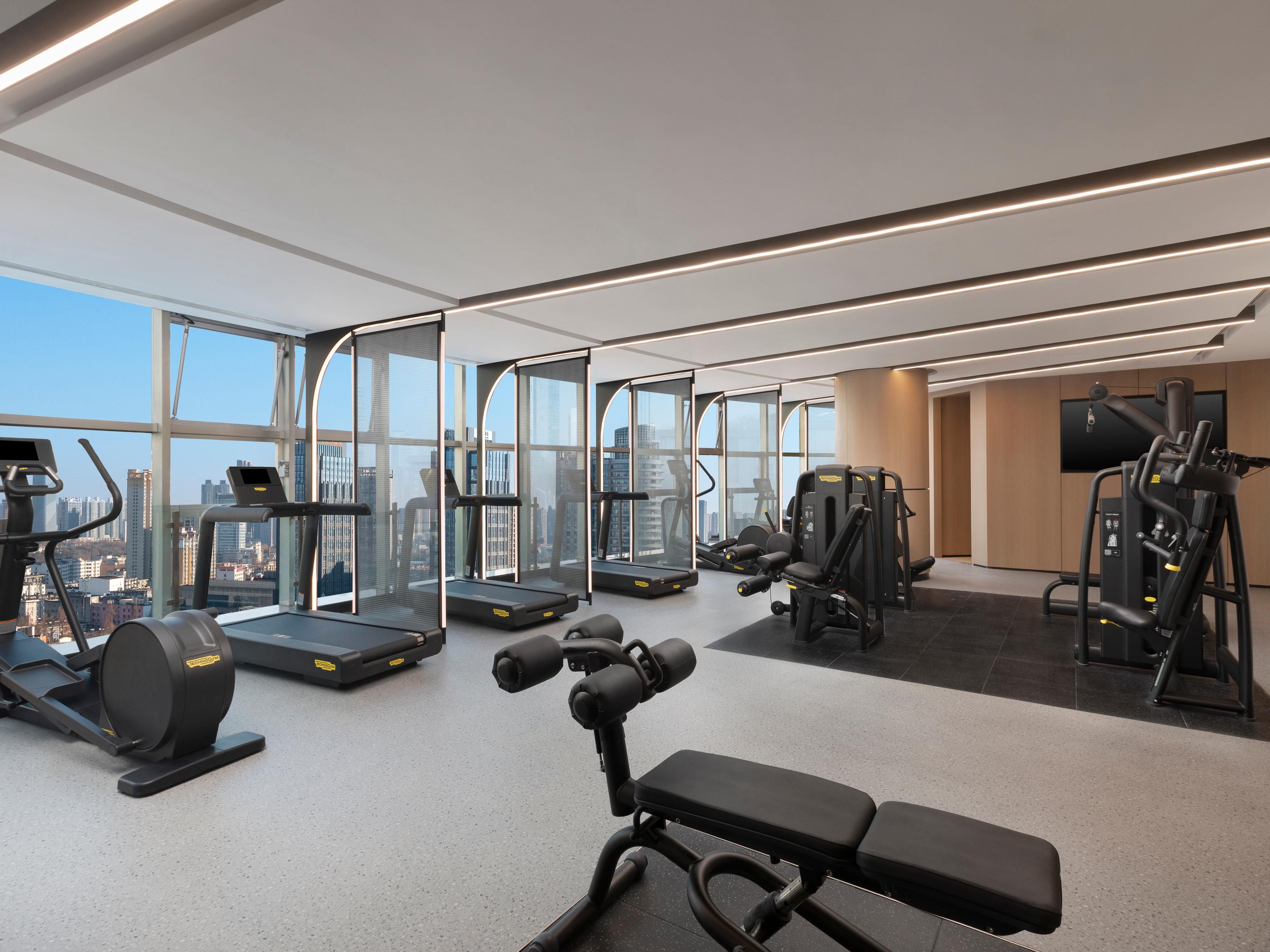 At Social Hub easily find surprising pleasures, while work out in the gym or play interactive video games with friends. The 24h 300-square-meter fitness space, equipped with top-brand fitness facilities, a boxing ring, a free weight training area, and an independent yoga room.