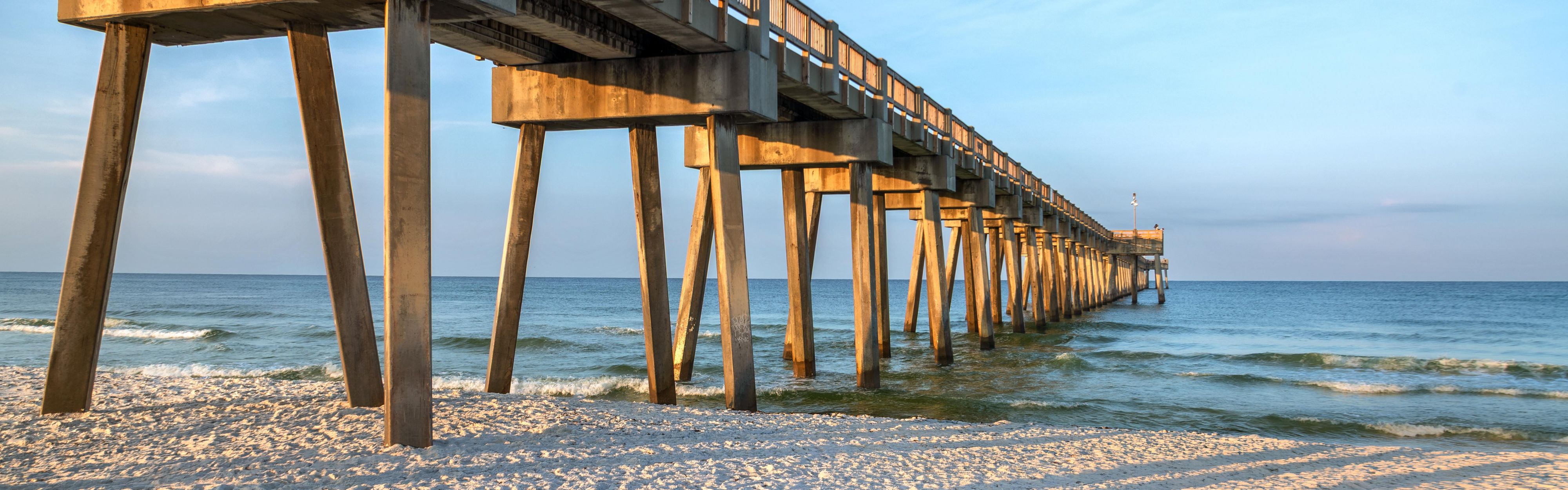 Muelle de pesca y playa de arena blanca en Panama City Beach.