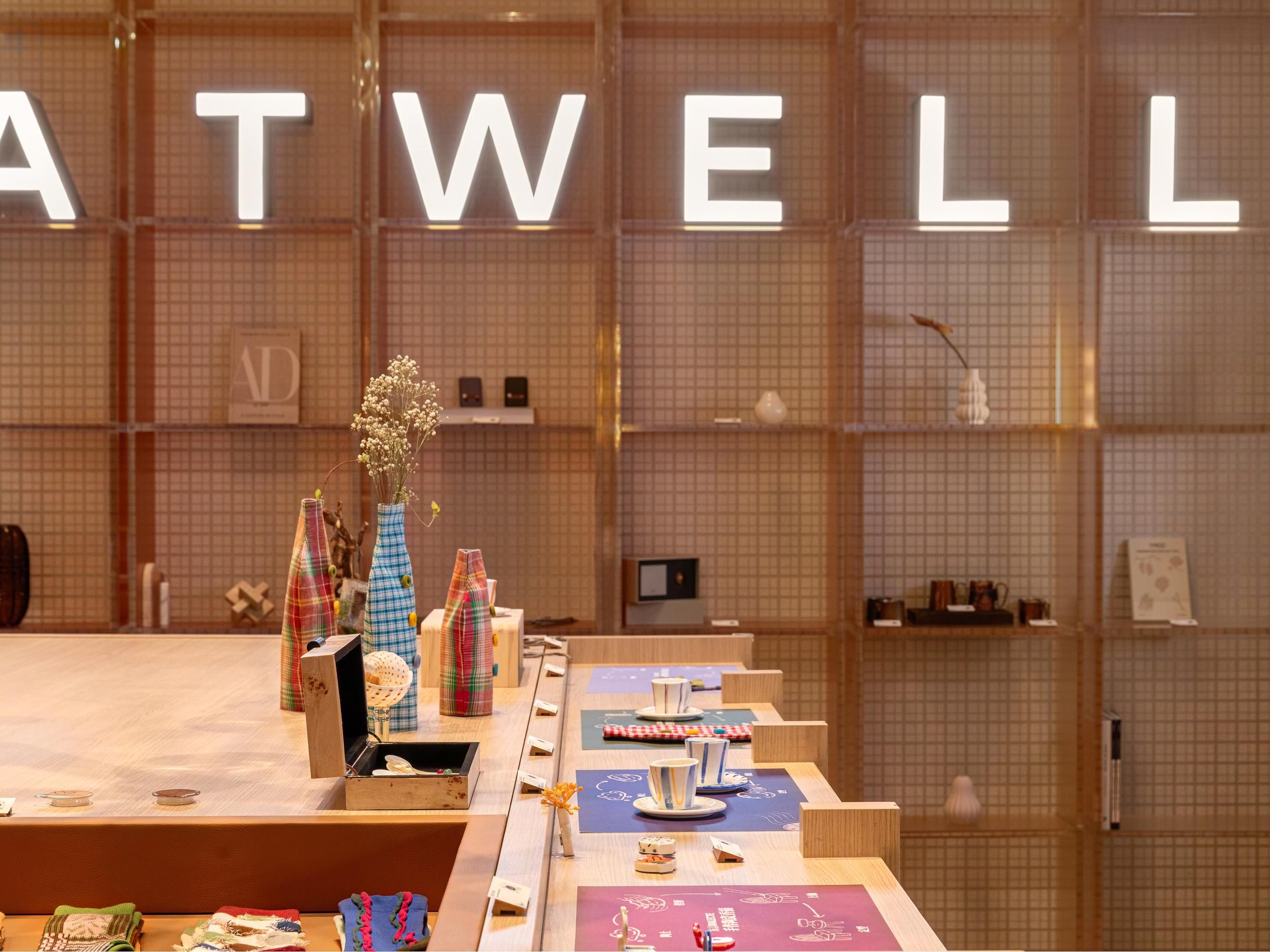 We offer a colorful twist to daily routines with “Art and Fun” by creating an art-meets-wit retail space with Dialecte, a lifestyle boutique store. Here, everyday objects transform into design treasures through ingenious reinterpretations, celebrating place-inspired creativity. Discover consciously crafted collections.
