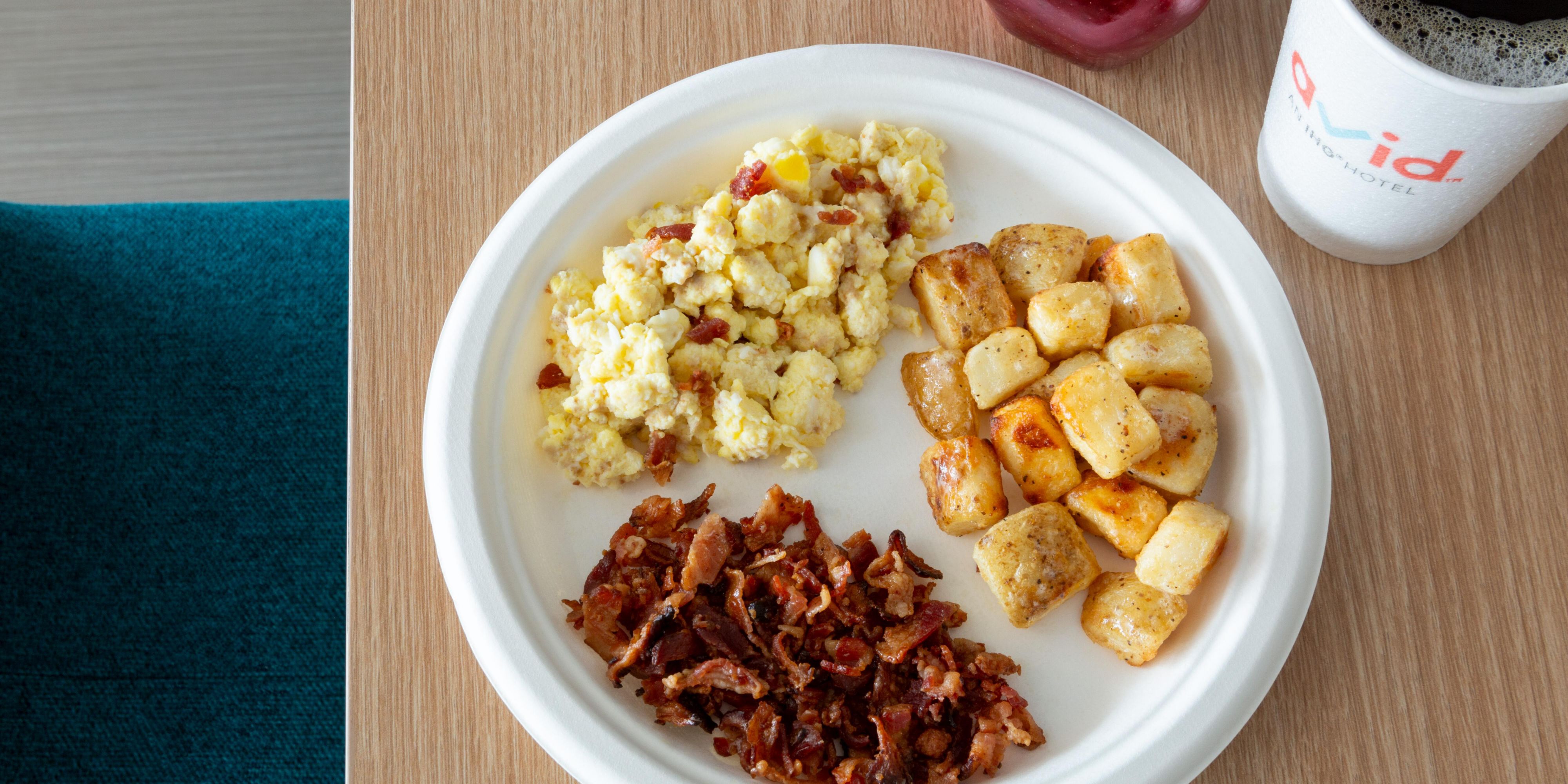 Después de una buena noche de sueño, pruebe nuestro nuevo menú de desayuno caliente gratuito con huevos revueltos esponjosos, papas con tocino crujiente o salchichas. Disfrute de sabrosas opciones para todos. 