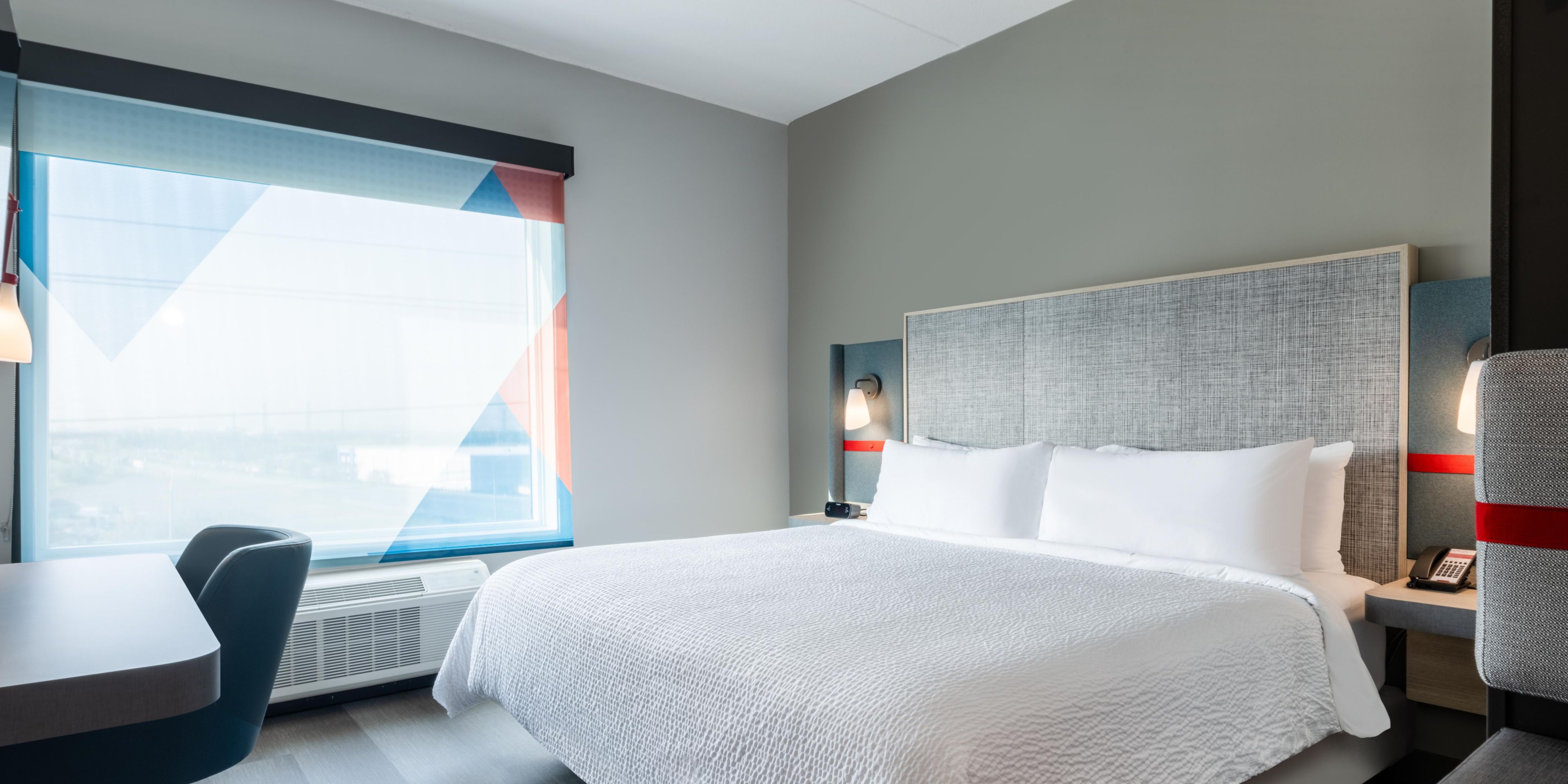 No hay nada más importante que un buen descanso nocturno. Es por eso que hemos tomado decisiones bien pensadas al centrar cada centímetro de espacio en un sueño profundo, con colchones y ropa de cama de alta calidad, cortinas enrollables opacas y una cabecera con reducción de sonido.​ 