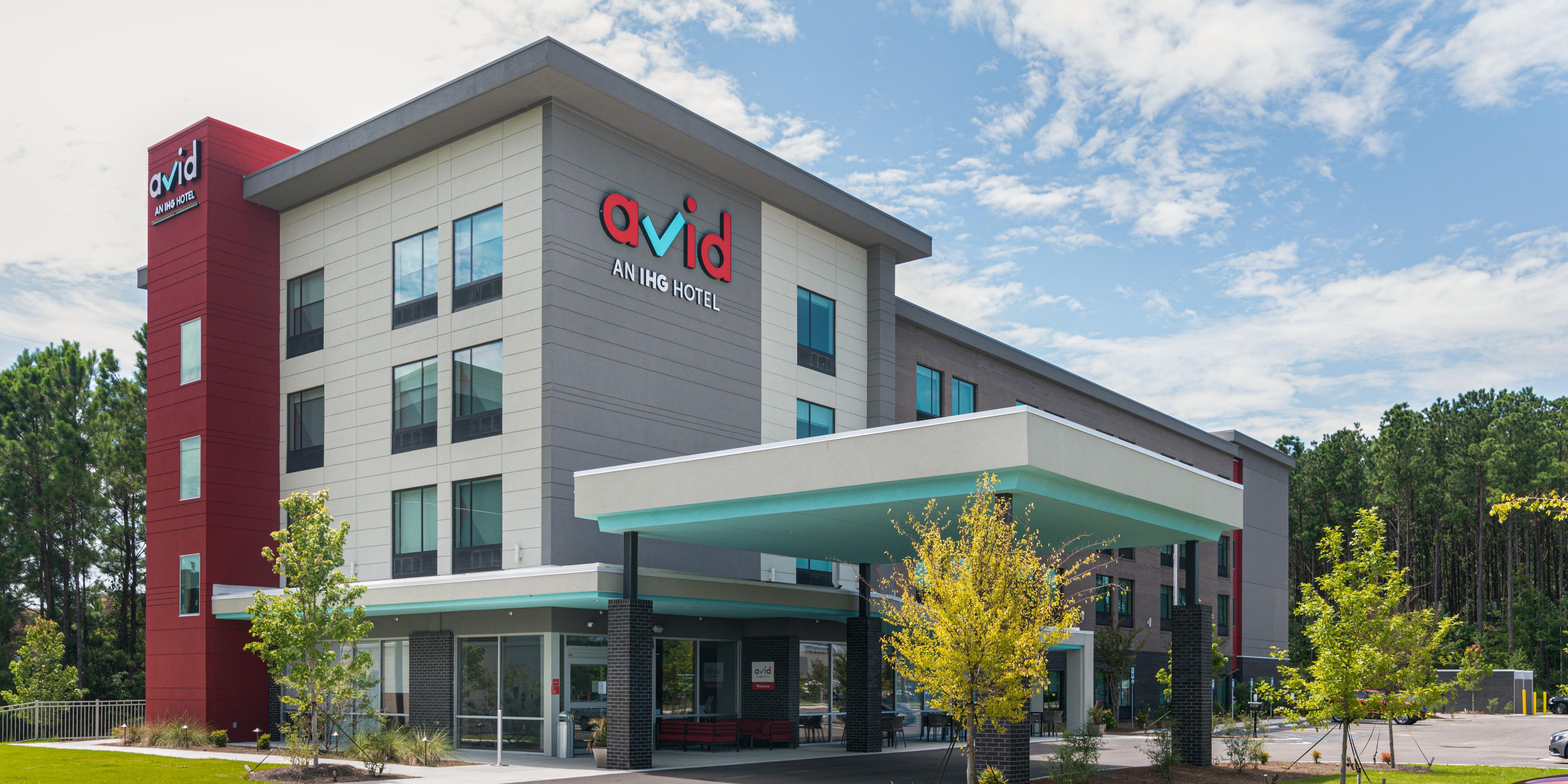 Our pet-friendly hotel in Summerville, SC, welcomes pets and service animals, up to two per room. There is a 25 USD fee per night, or if you are staying eight or more nights, there is a 200 USD fee. Our hotel offers a pet walking area on site.  