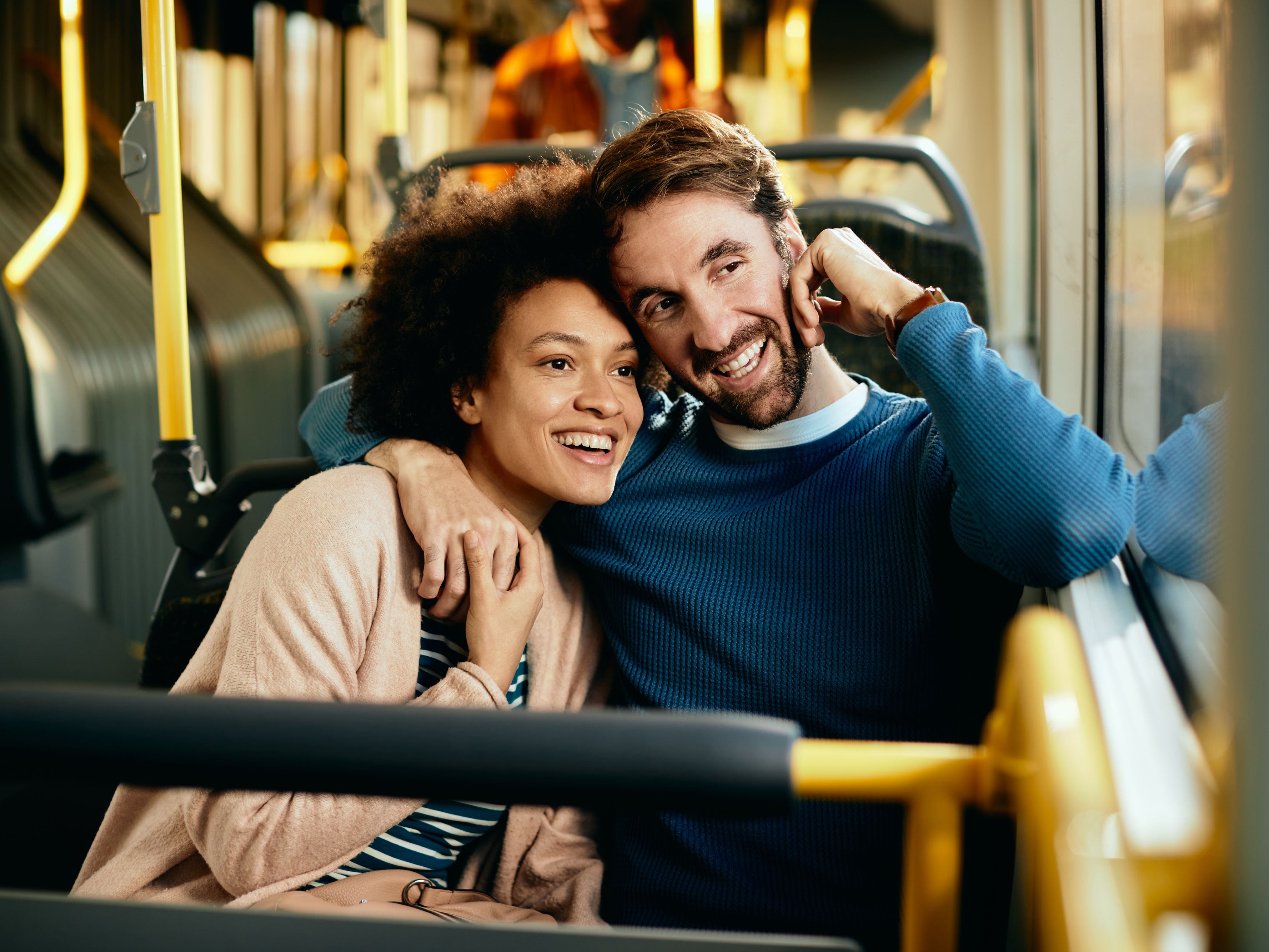 Casal em ônibus
