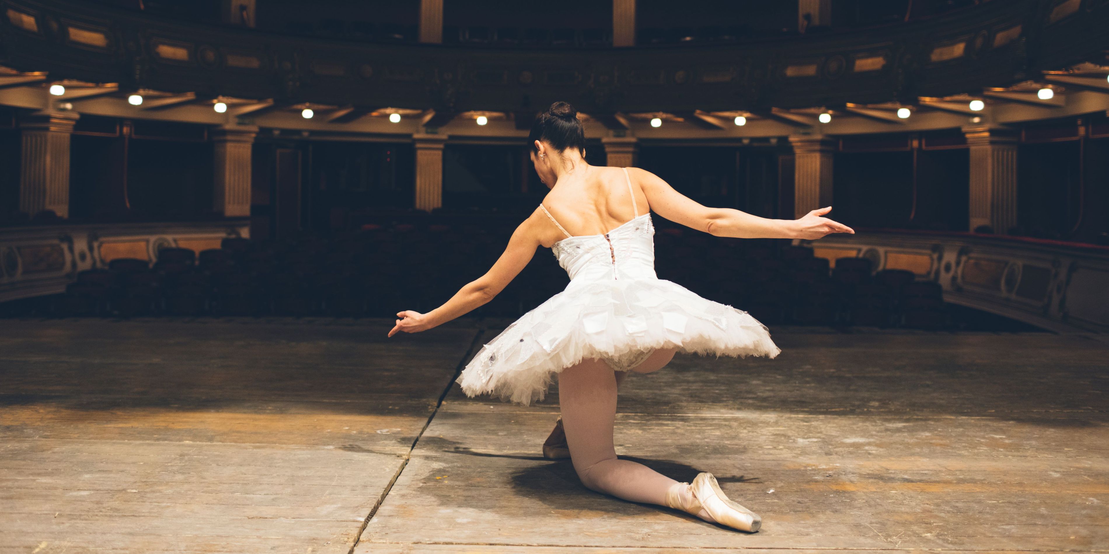 Ballet dancer curtsey 