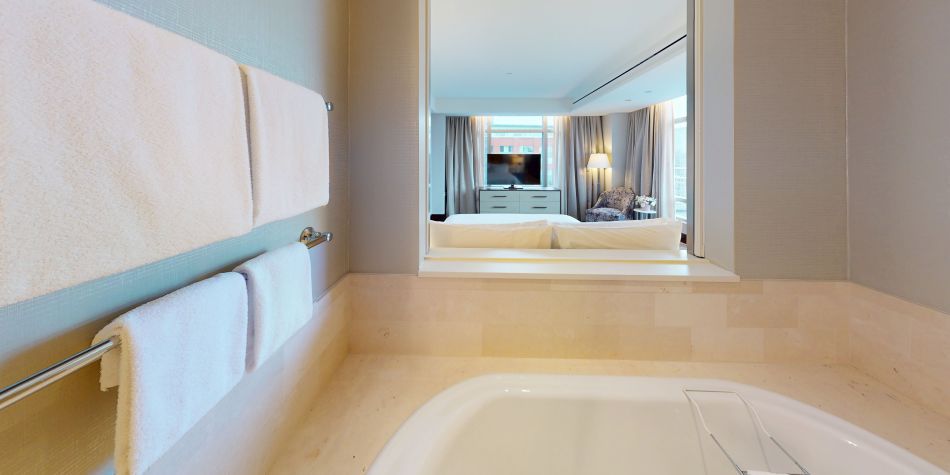 Soaking tub in Penthouse South Suite bathroom