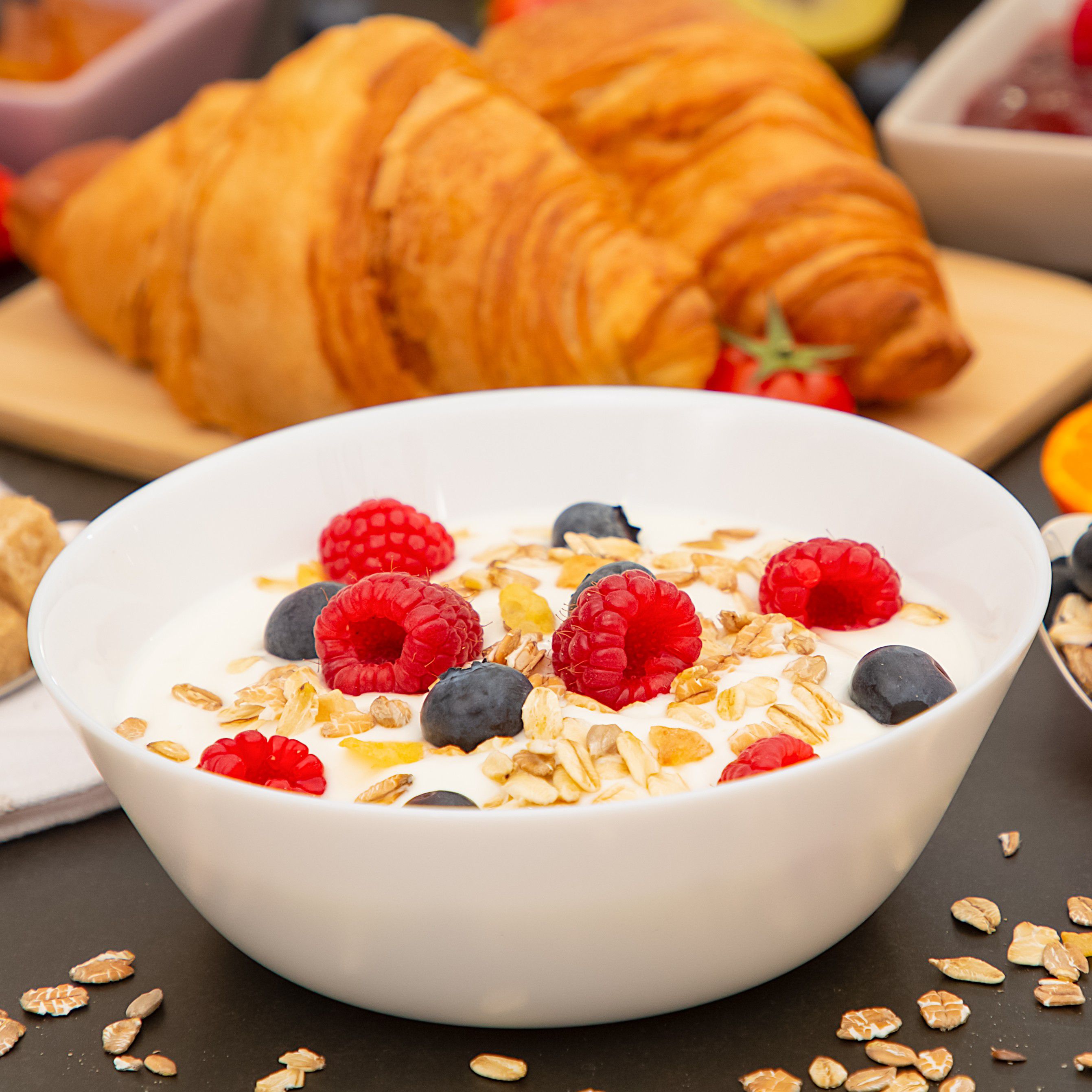 Yogurt with berries and oats