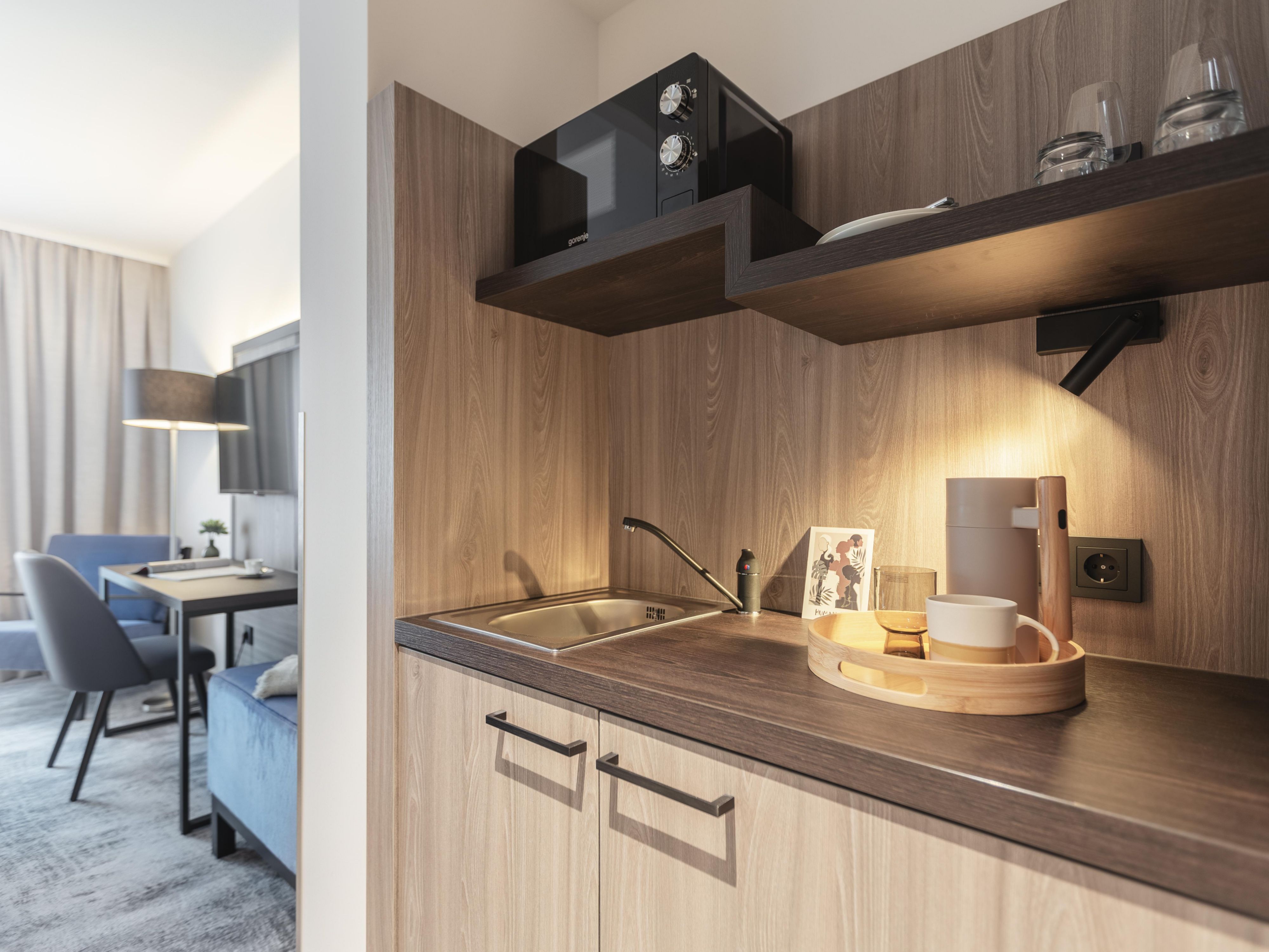 All our rooms are equipped with a convenient and modern kitchenette. Here you will find a microwave, fridge, sink and all the important kitchen utensils and cutlery to ensure that you can easily cater yourself during your stay. Perfect for a relaxed start to the day or a cozy dinner.