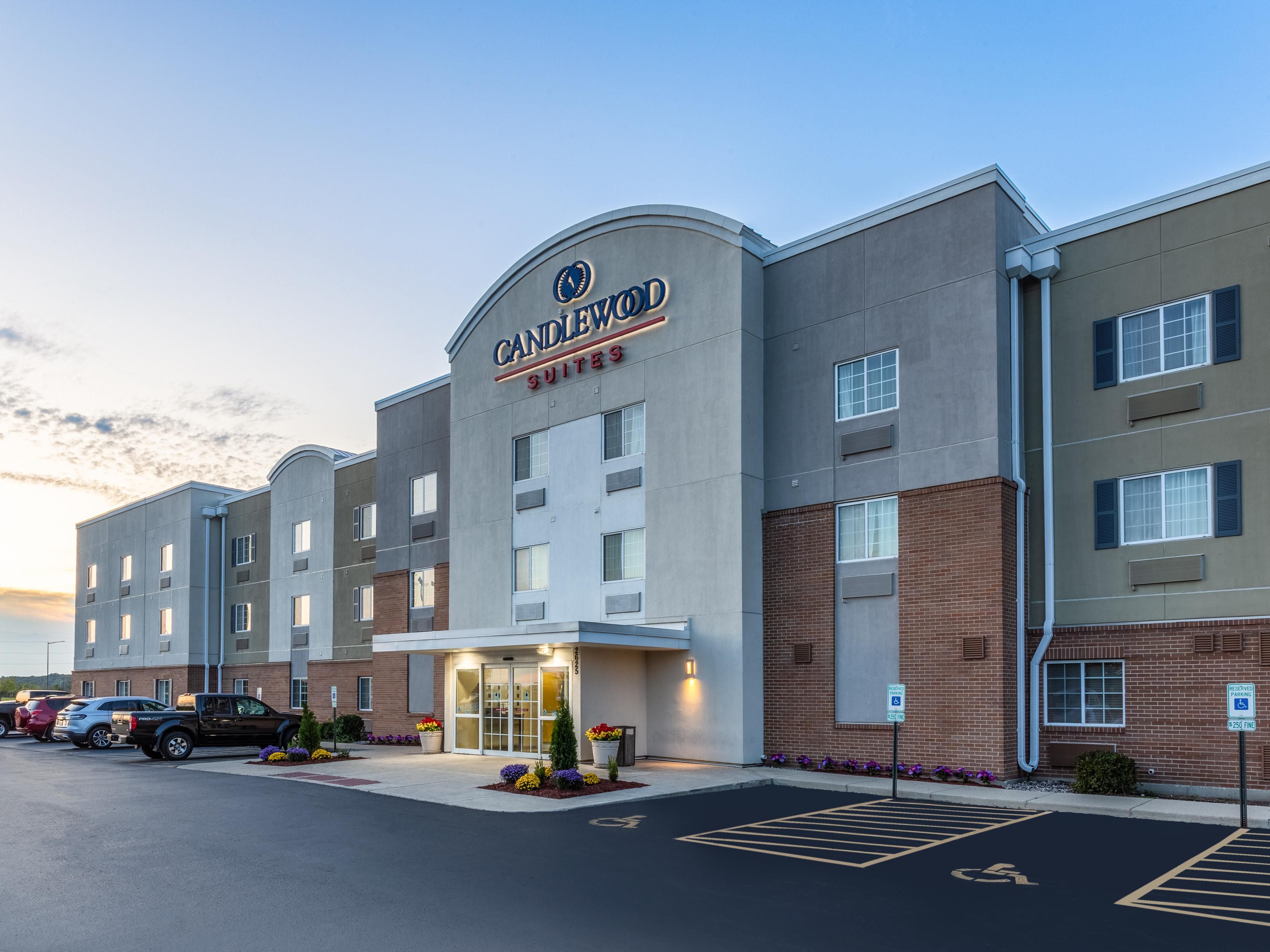 Extended Stay Hotel in Aurora, IL  Candlewood Suites Aurora-Naperville