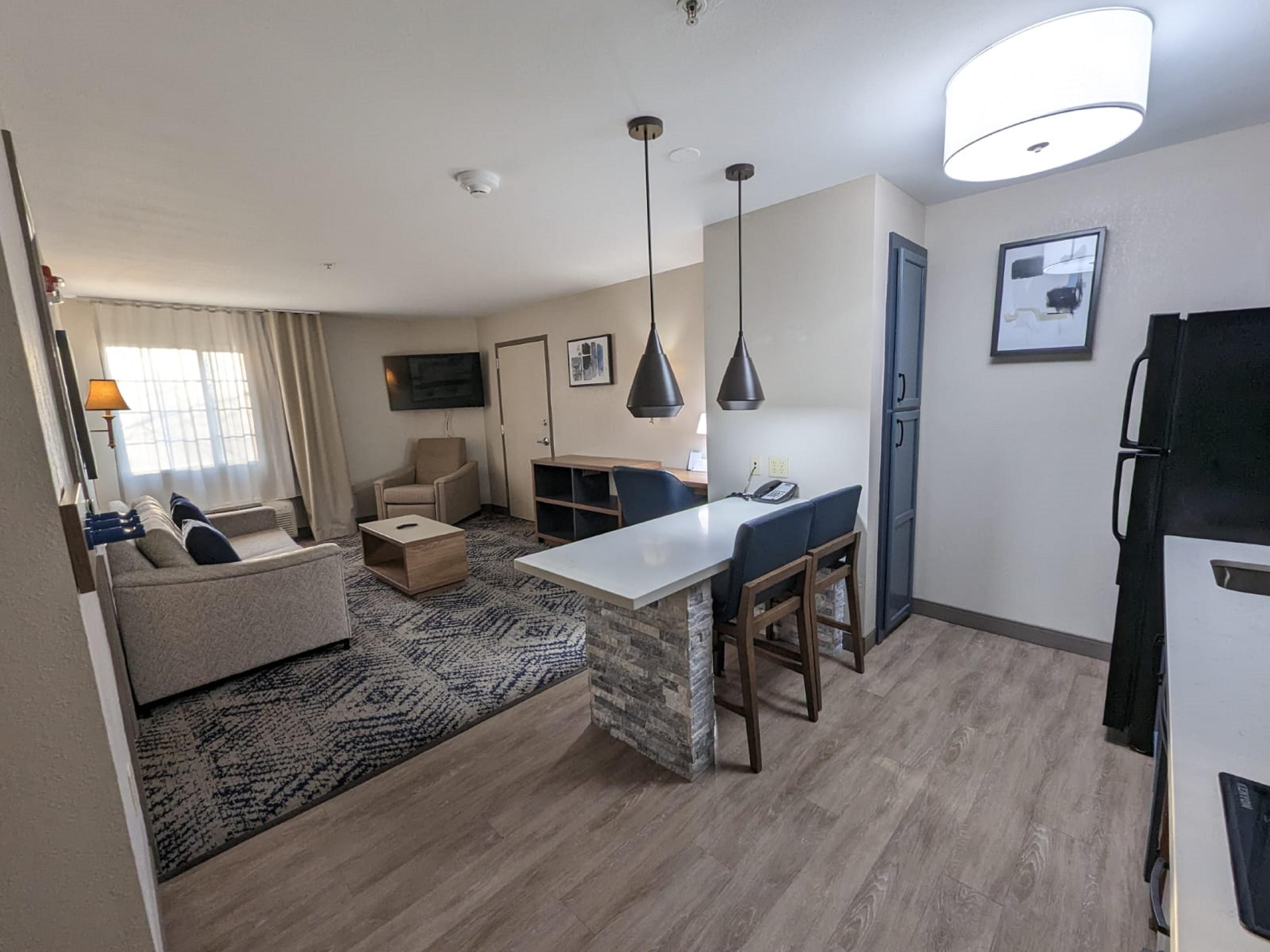 إقامات مريحة لأخصائيي الرعاية الصحية والمرضى - استمتع بالأجنحة المجهزة بالكامل ومرافق غسيل الملابس مجاناً و 24ساعة من الراحة في السوق. نحن على بعد مسافة قصيرة بالسيارة من المستشفيات المحلية والمرافق الطبية بما في ذلك مركز UM تشيسابيك الطبي في أبردين.