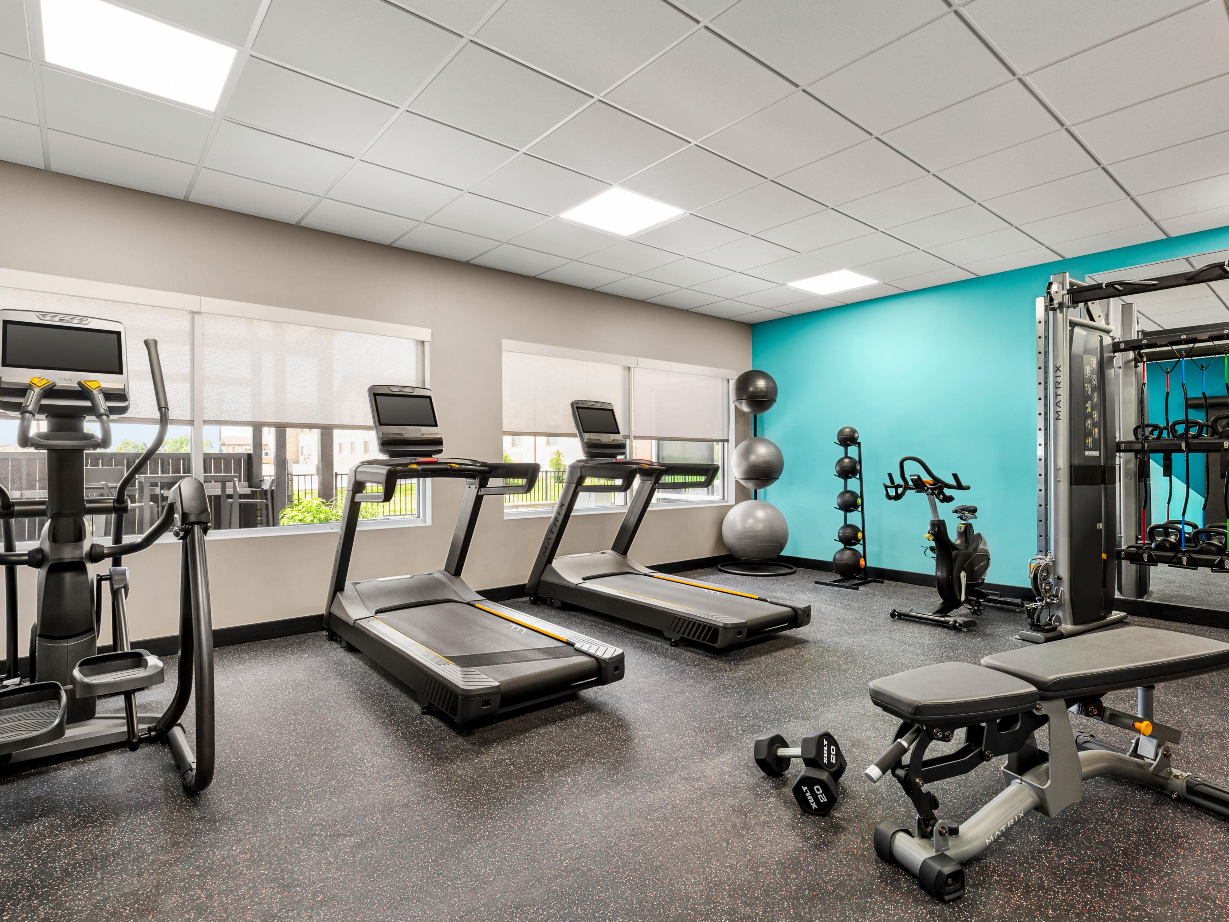 Siga su rutina en nuestro hotel de State College con centro de fitness, abierto 24/7. Recargue energías después de un día explorando Penn State, Beaver Stadium o la encantadora zona de Bellefonte en nuestra atractiva piscina cubierta climatizada.