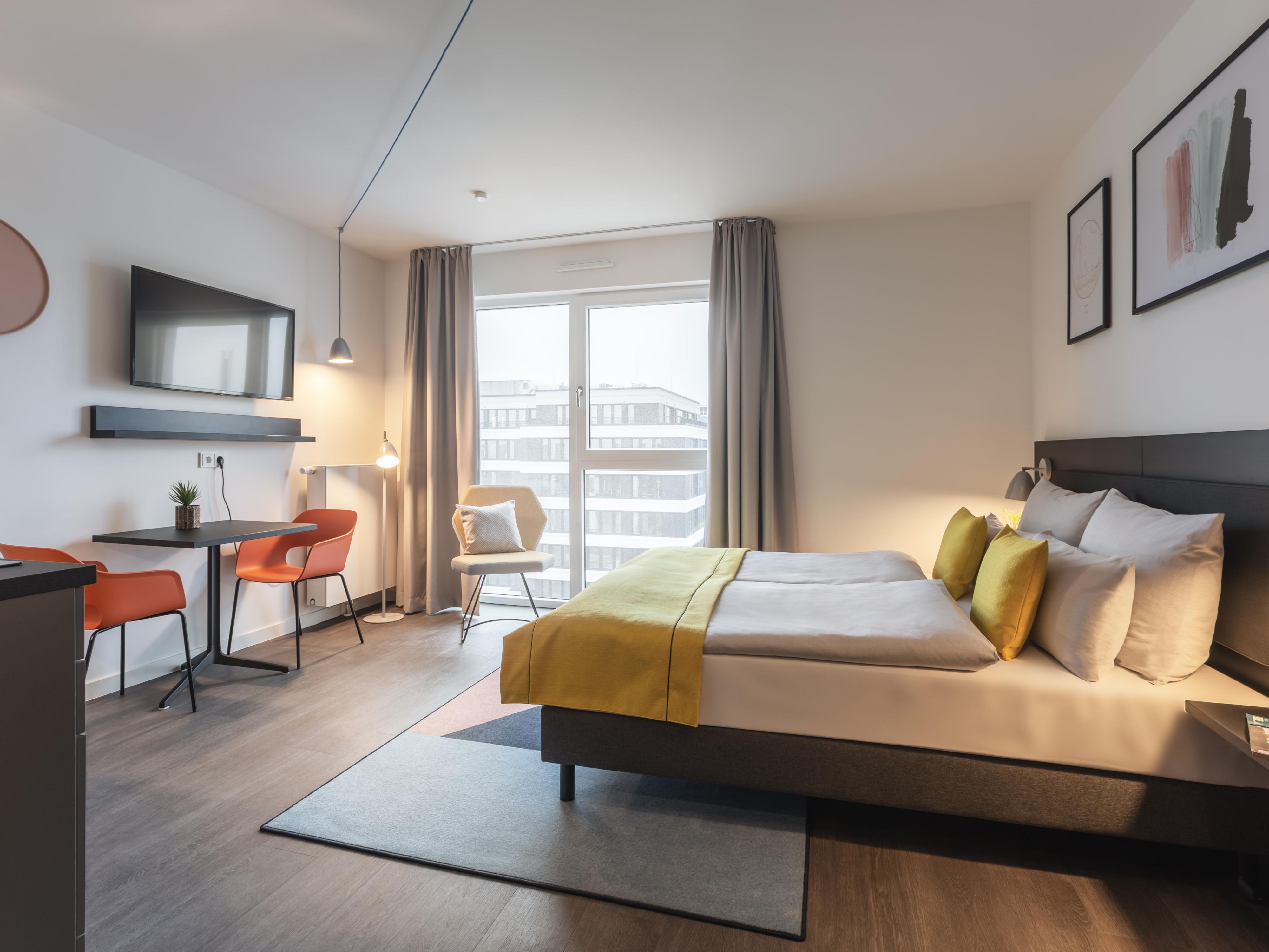 Do you like listening to your favourite radio station, your own playlist or the latest news in the morning? Then simply connect your smartphone to the sound system in your room. After all, your own wake-up routine is still the best.