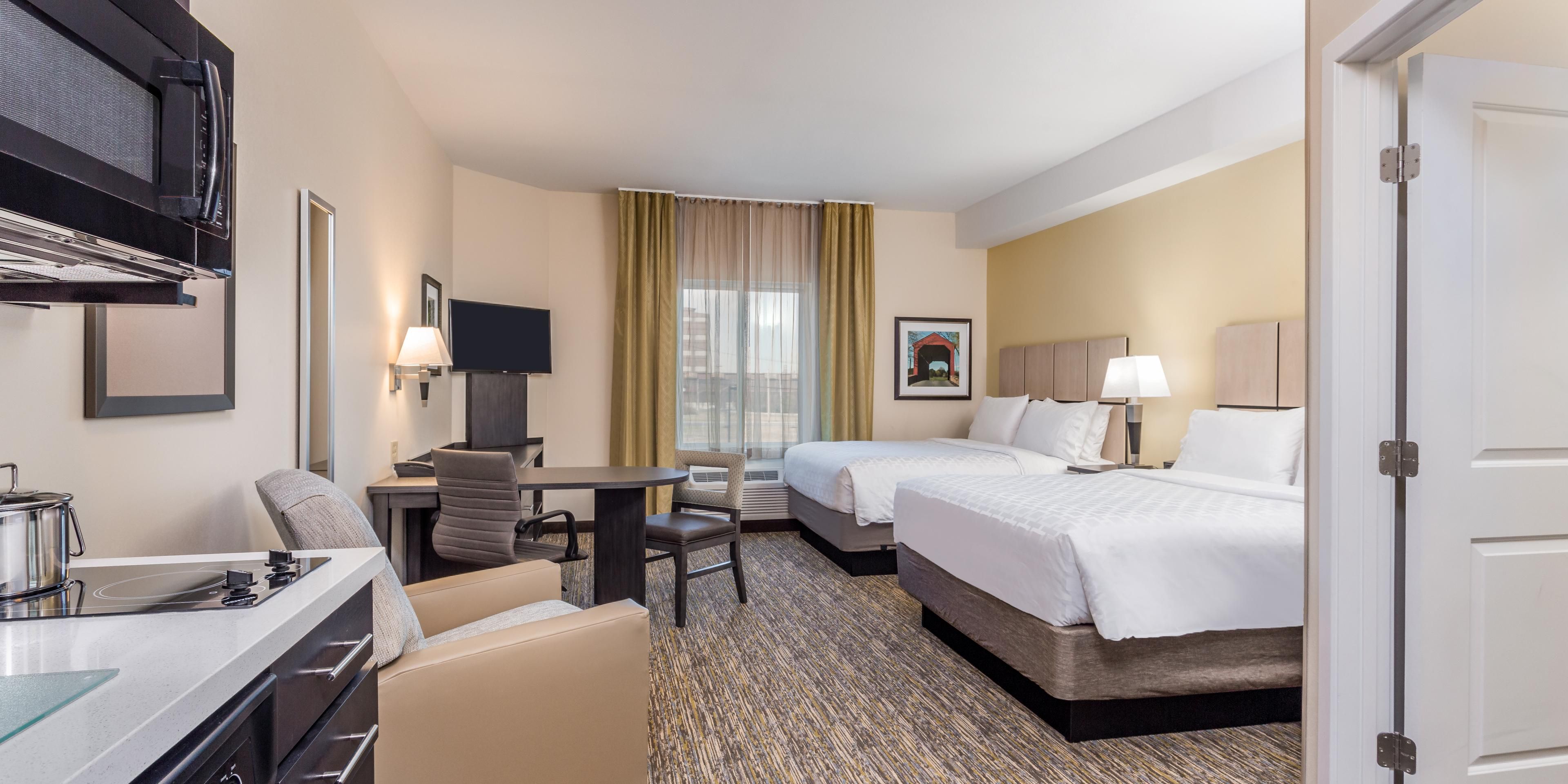 Topic hotel. Лайнер celebrity equinox интерьер. Селебрити инфинити корабль. Holland america line каюта сьюта. Фулл сьют.