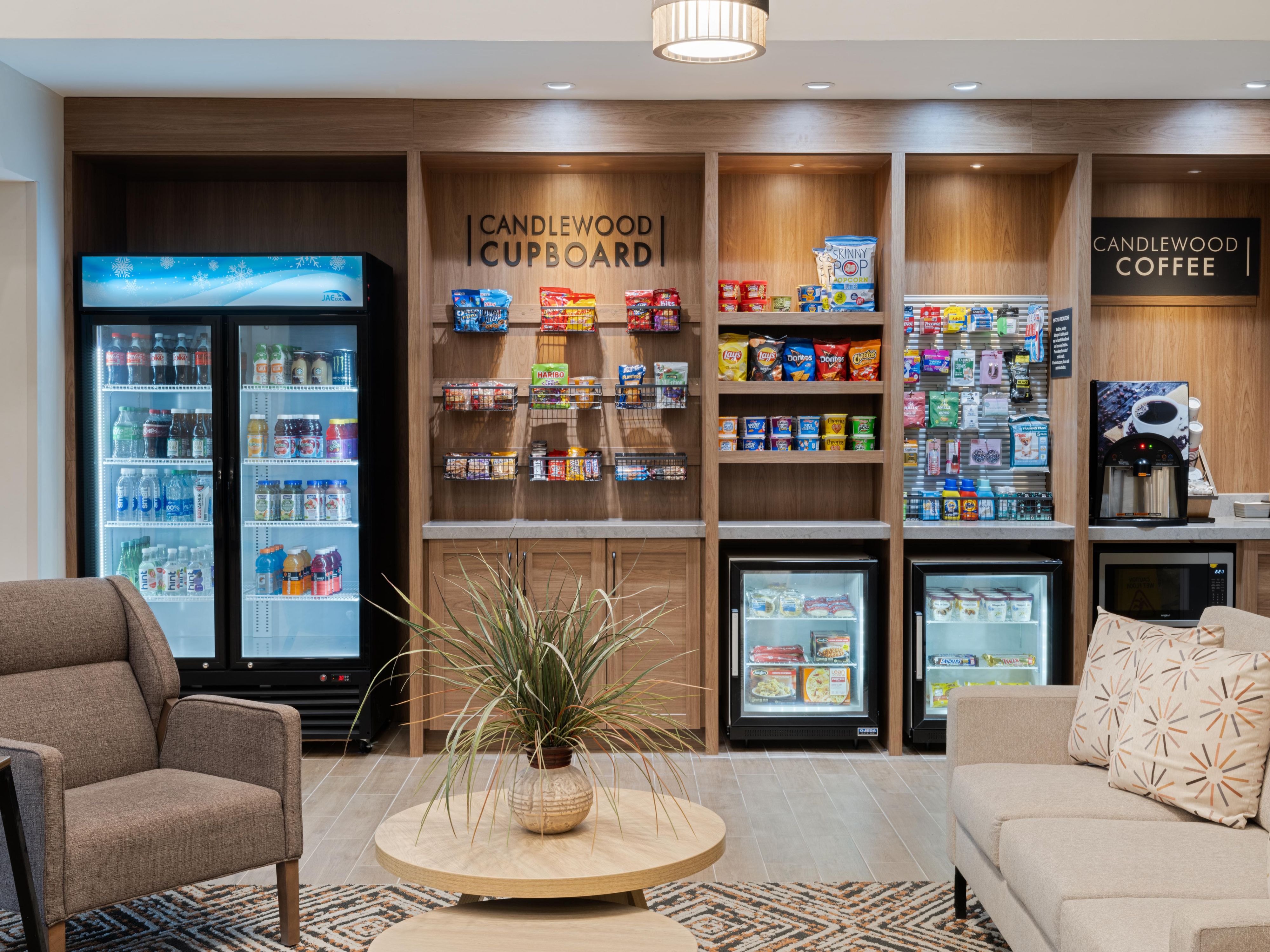 アラバマ州バーミンガムの長期滞在型ホテルでは、お客様がまるで自宅にいるように快適に過ごしていただけるよう、必要なものをすべてご用意しております。24時間オープンのキャンドルウッドジム、無料のお客様用ランドリー、屋外プールをお楽しみください。ペット可のスイートには、フルキッチンと、お仕事にもリラックスにもご利用いただけるスペースが整っています。