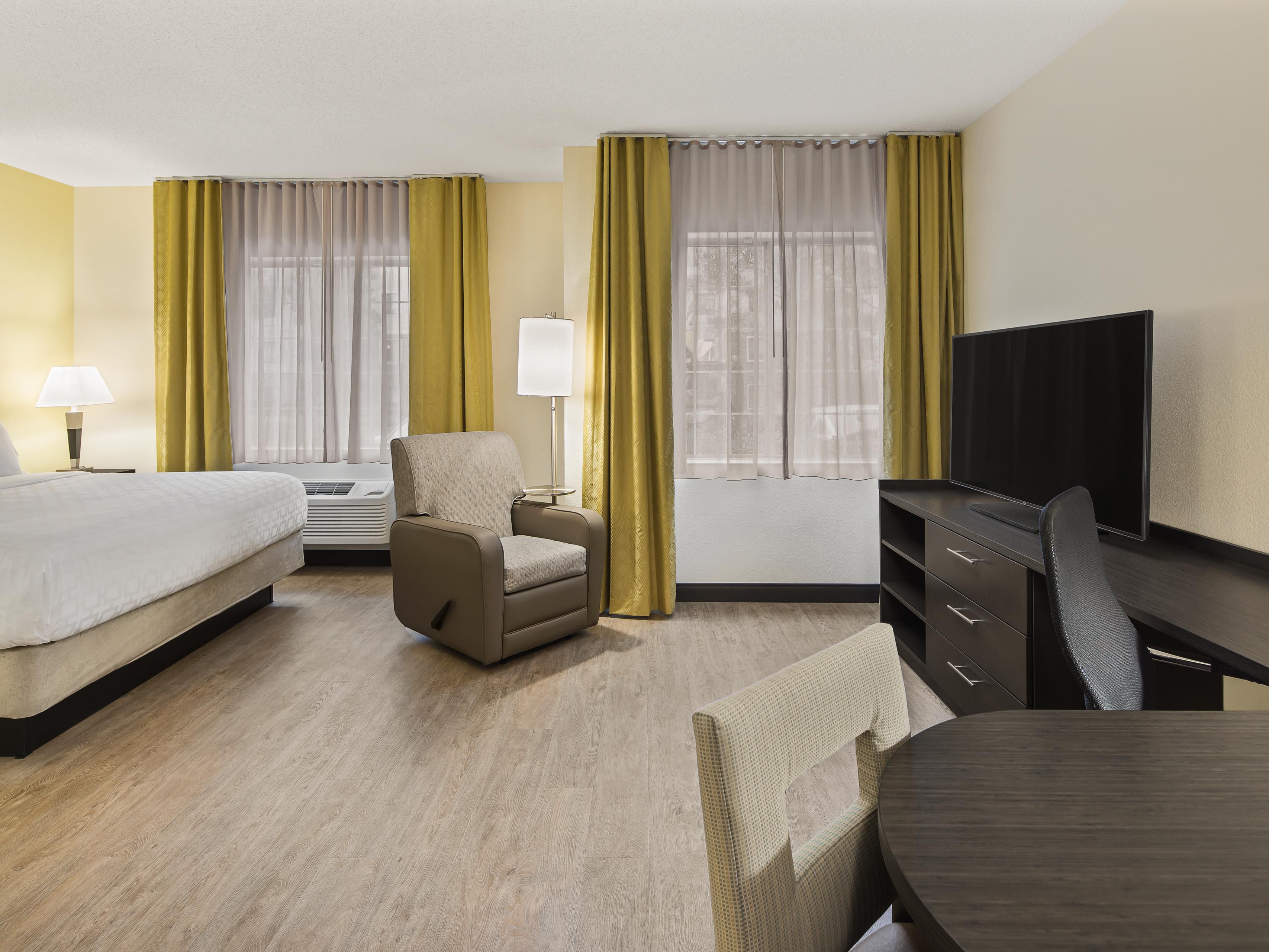 Studio Suite 1 King Nonsmoking  with Work Desk and Full Kitchen