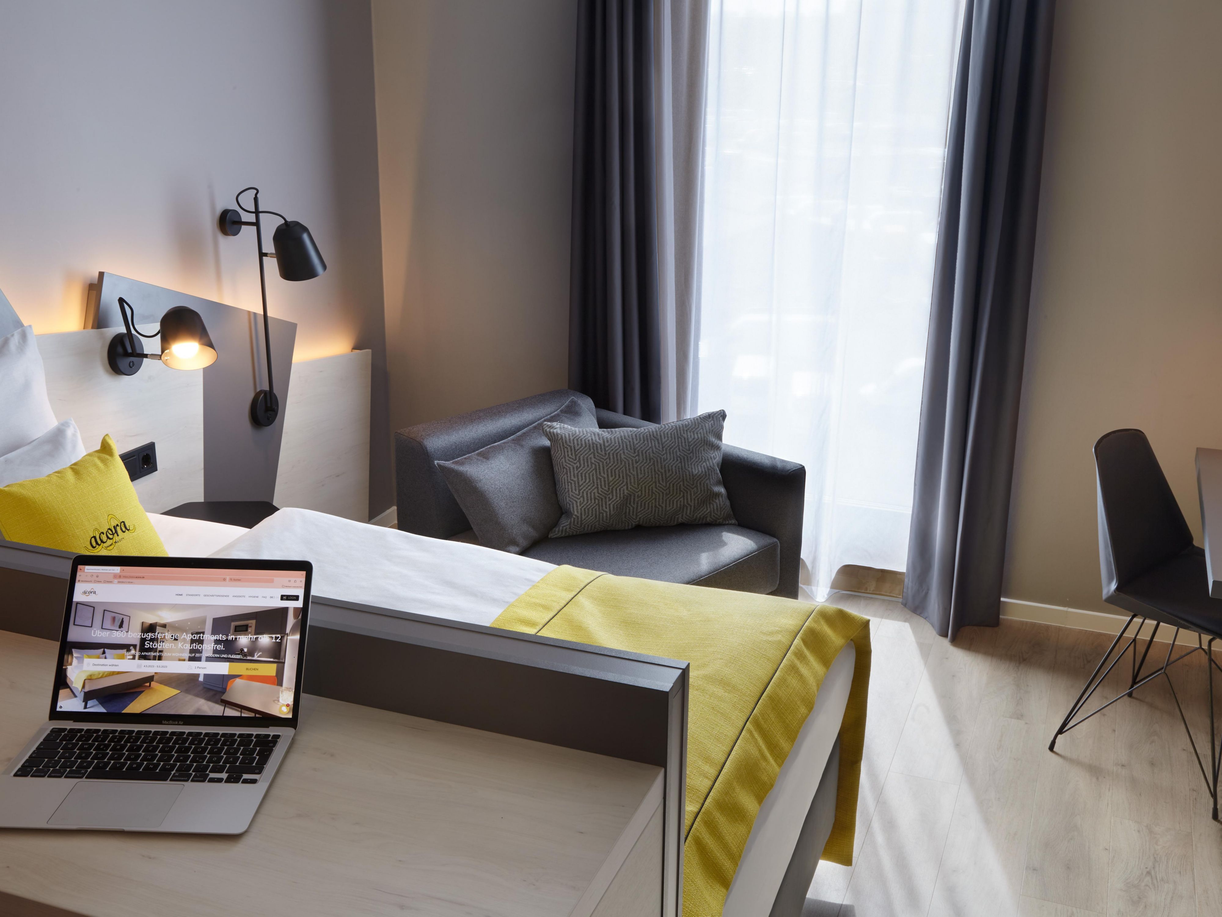 Every room is equipped with individually adjustable air conditioning, ensuring a consistently pleasant atmosphere – day and night. Please note that, for added peace and quiet, the windows in all room categories are sealed.